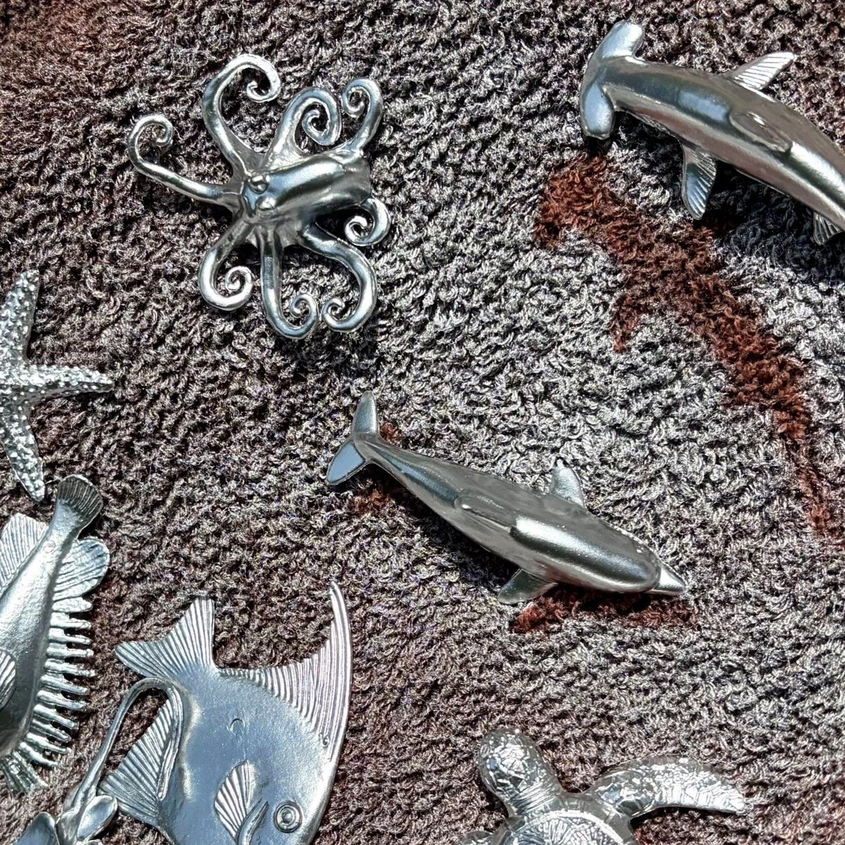 I'm so glad it's summer so I can get outside with spray paint! Tested a new chrome paint on some creatures that didn't quite turn out, but I may be able to salvage it! #seacreatures #oceancrafts #silvershark #cuteoctopus #toyspraypainting