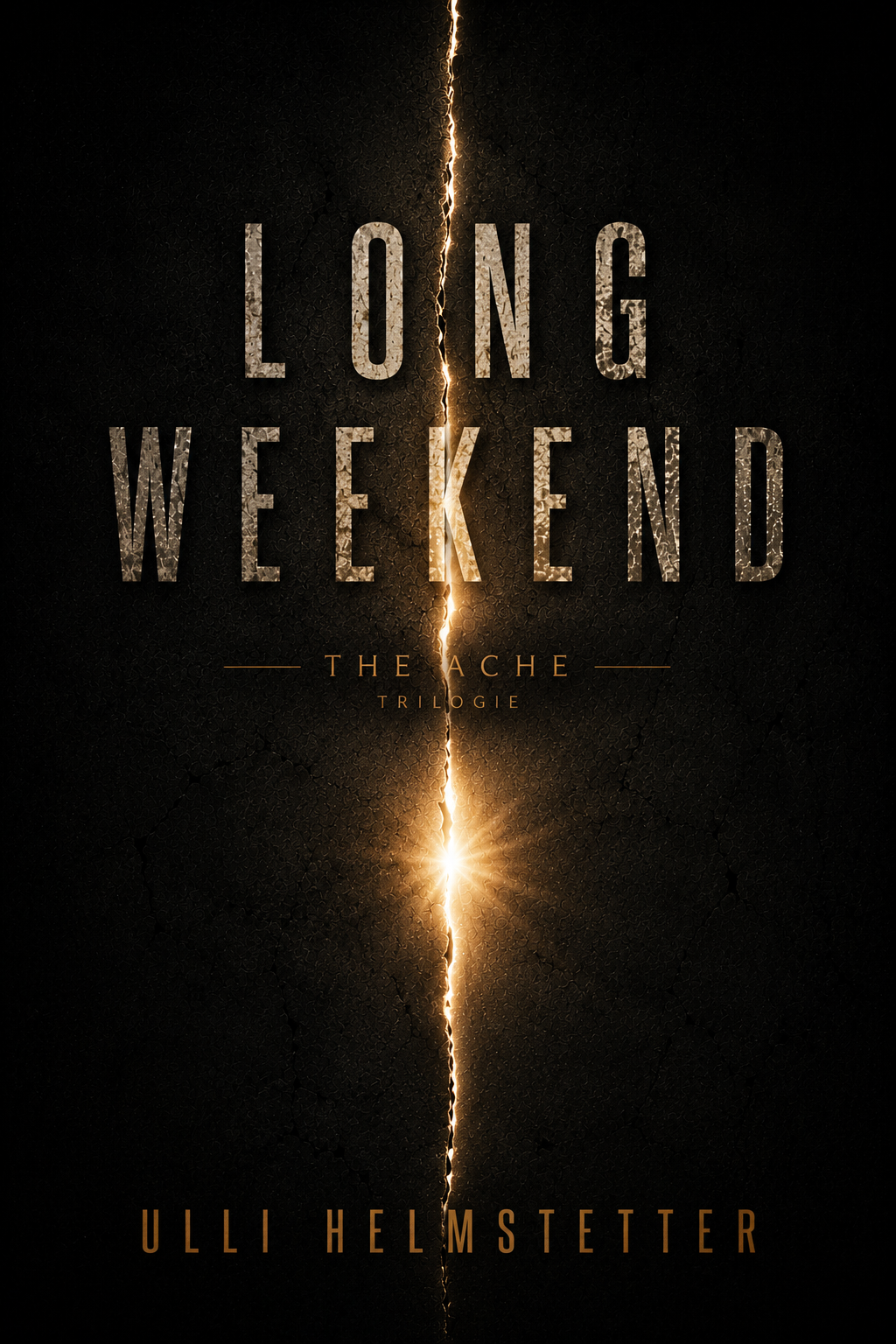 Buchcover mit schwarzem Hintergrund, geteilt durch einen leuchtenden Riss in der Mitte, der wie ein Blitz aussieht, mit dem Titel "Long Weekend: The Ache Trilogie" und dem Namen des Autors Ulli Helmstetter.