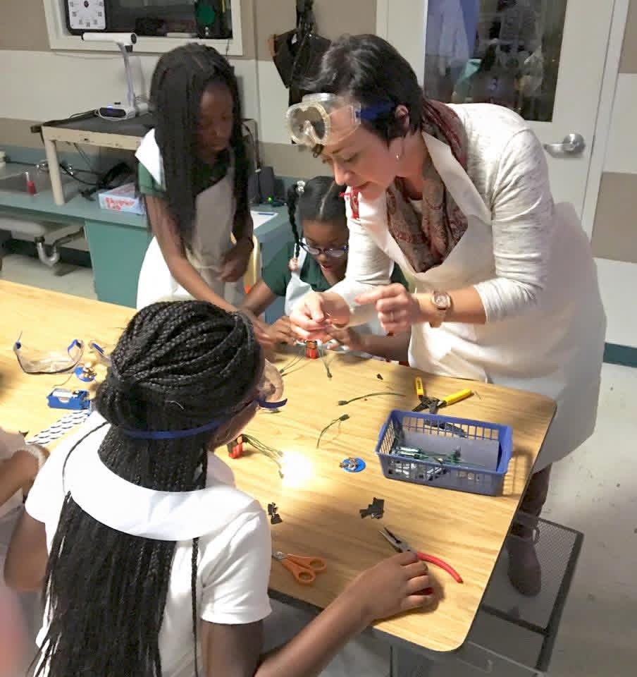 Keystone Civics founder, Dr. Kesia Blenn, teaching an interdisciplinary art lesson integrating science and engineering while serving as an art teacher with Bay District Schools in Florida.