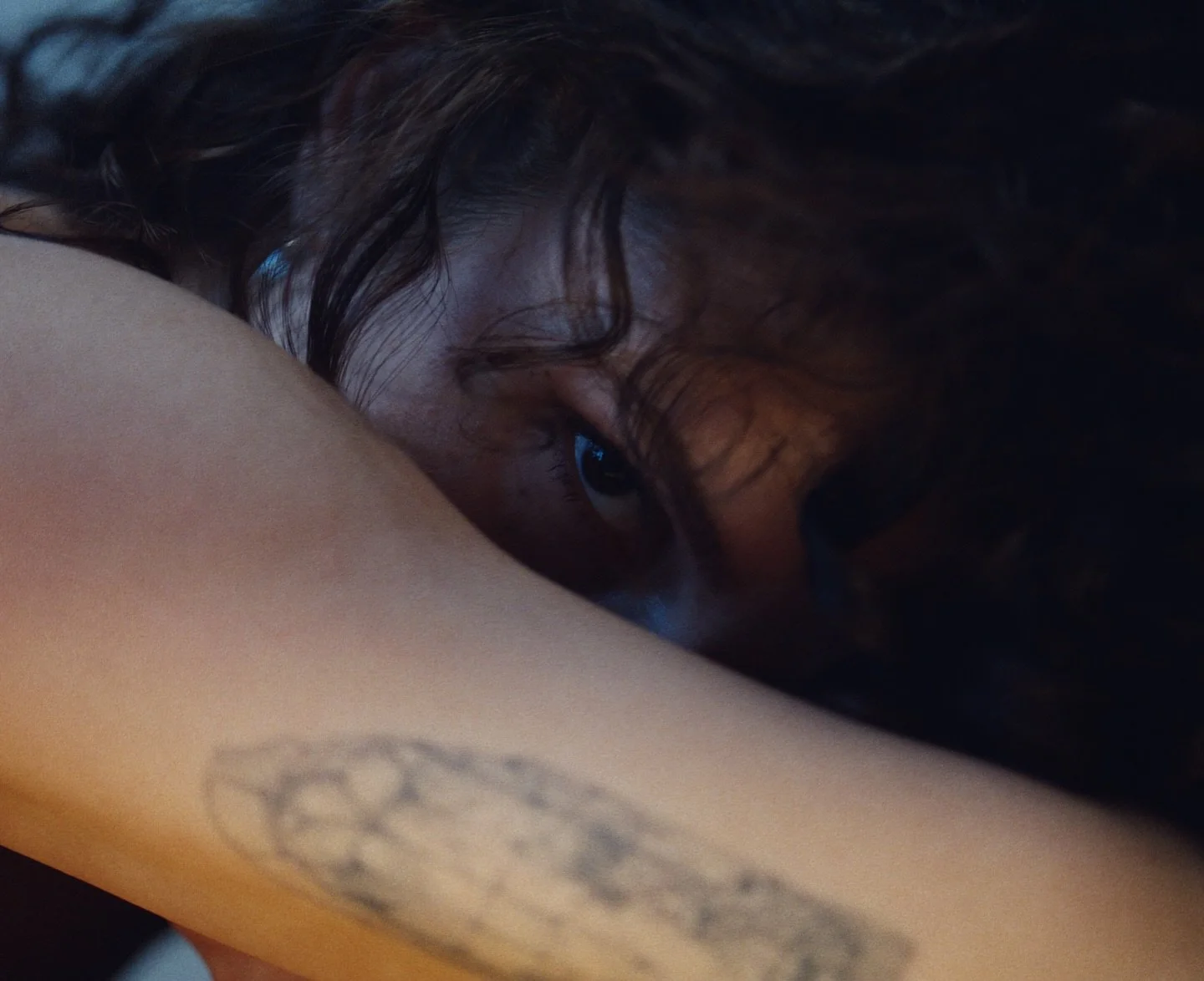 HONDJE

Director: @sippycuppx 
DP: @sadboylux_ 
AC: @tessanovelli 
STYLING: @earth.death
