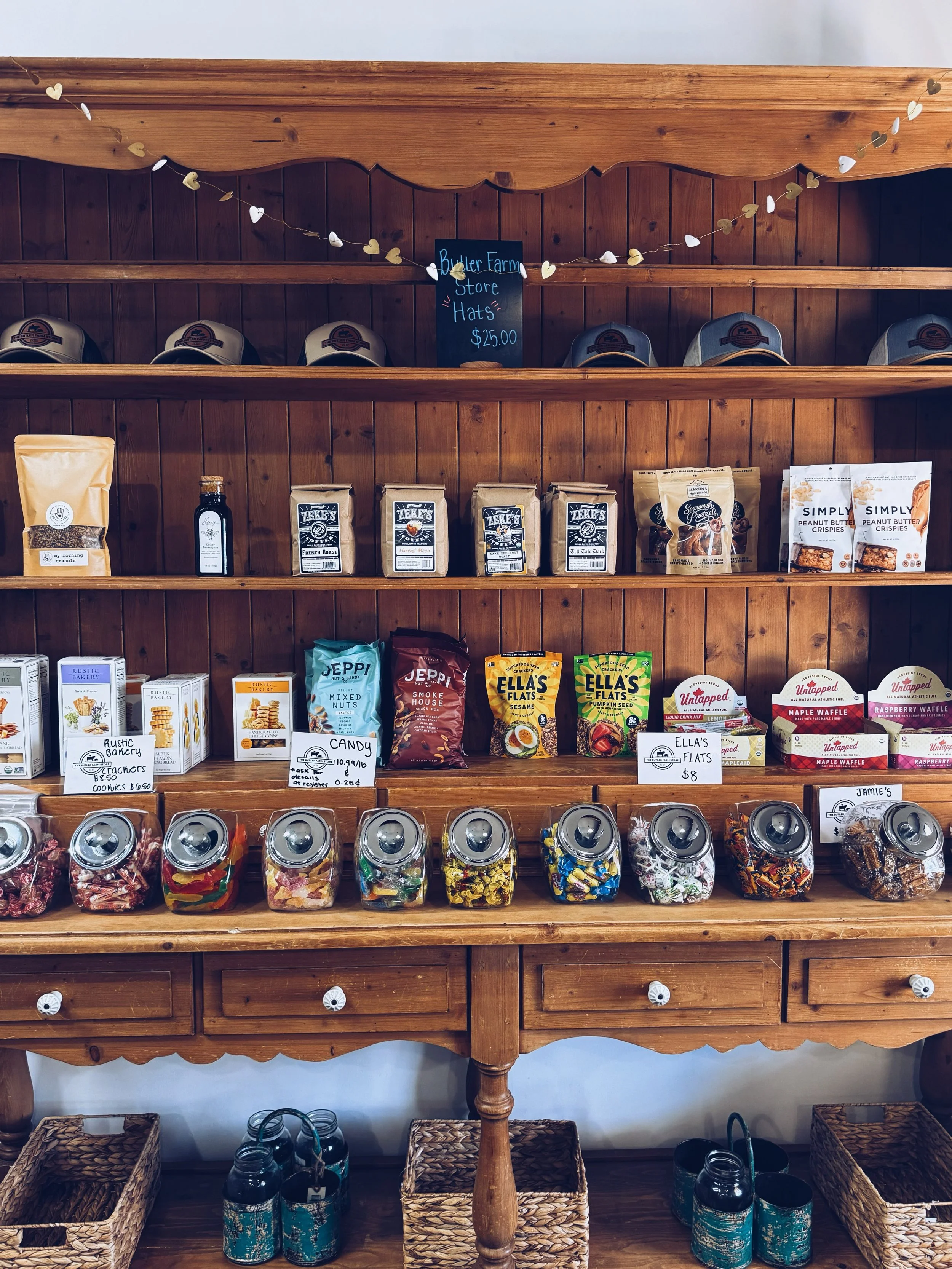 Good afternoon from The Butler Farm Store! 🌻
&bull;
Lots of good things in house, including new products to check out! 
&bull;
Meals, lunch, snacks, desserts &amp; more&mdash;we&rsquo;ve got you covered! ❤️
&bull;
Plus, fresh sourdough from @kneadsb