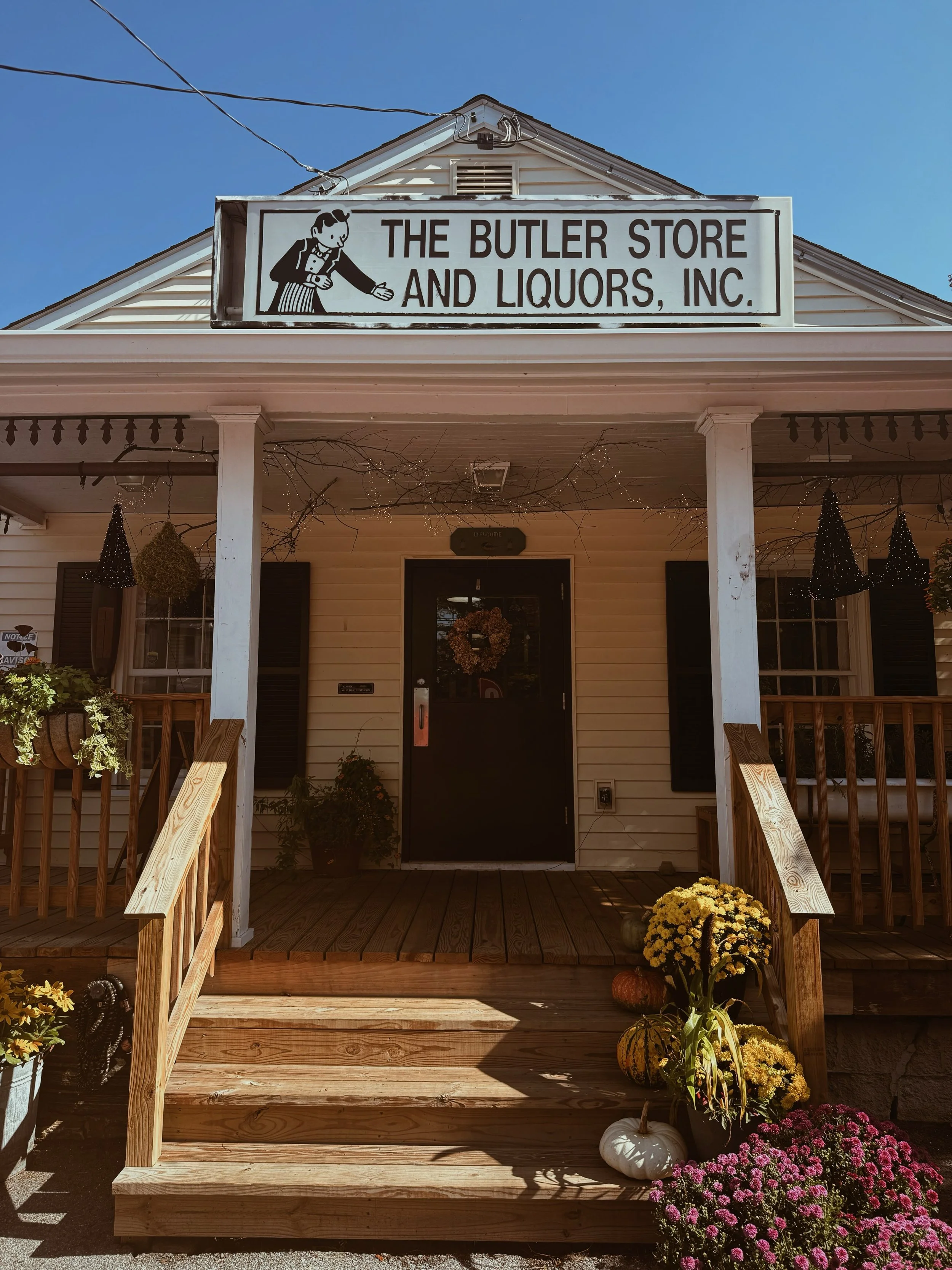 Good afternoon from the Butler Farm Store! 🍂🥣
&bull;
Our soups in rotation this week are our classic tomato bisque and butternut squash soup! 🍅🎃
&bull;
Fresh sourdough and focaccia bread, along with delicious pastries, were delivered this morning