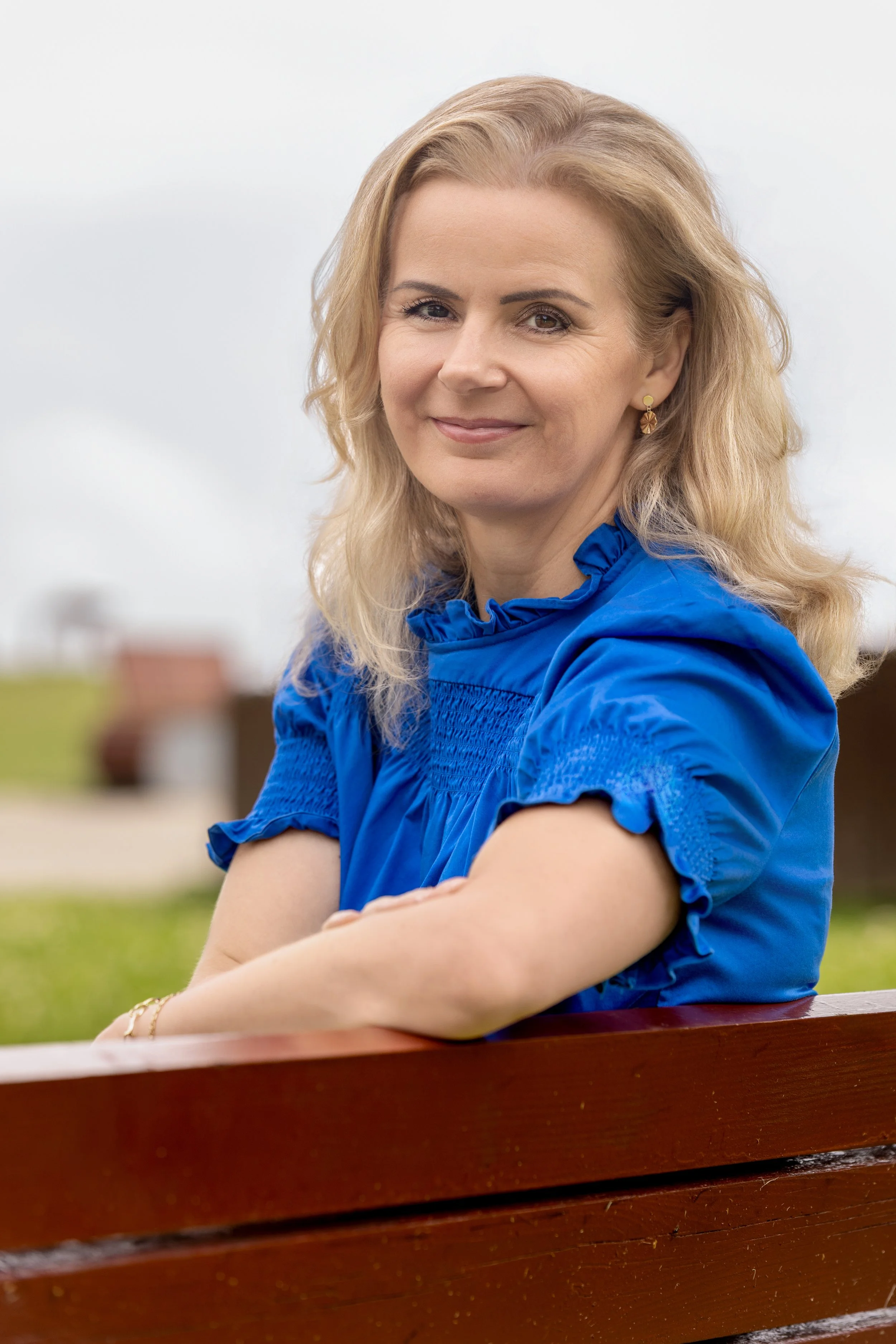 Agnieszka Hinczyca, coach, uśmiechnięta w plenerze