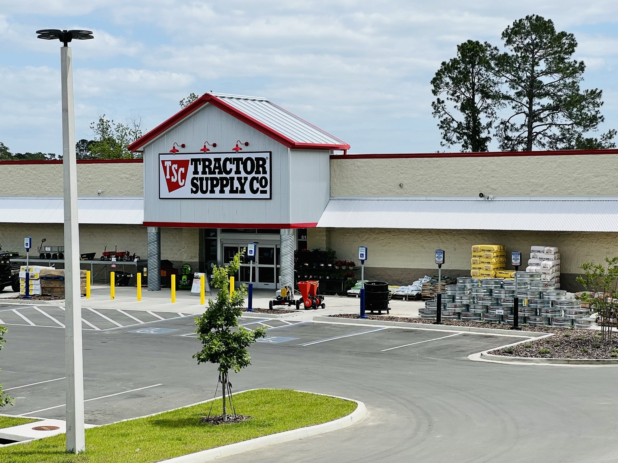 Tractor Supply Building Photo