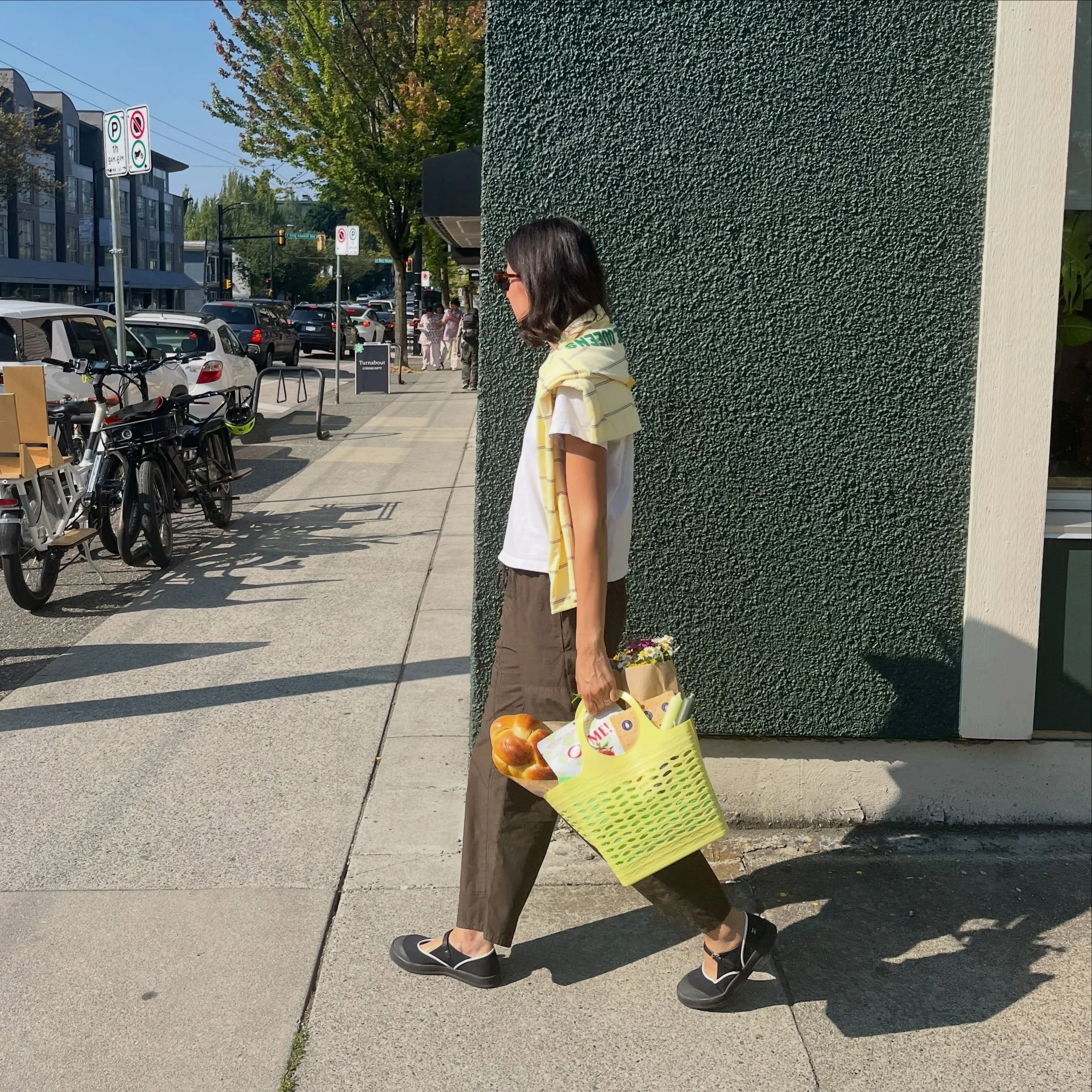 Walking into the new school year today&hellip; hopefully with a chic and colorful basket full of goodies! If not, reach out and we&rsquo;ll make it happen. I hope all you parents and your kiddos have a fun and easy day! 💛