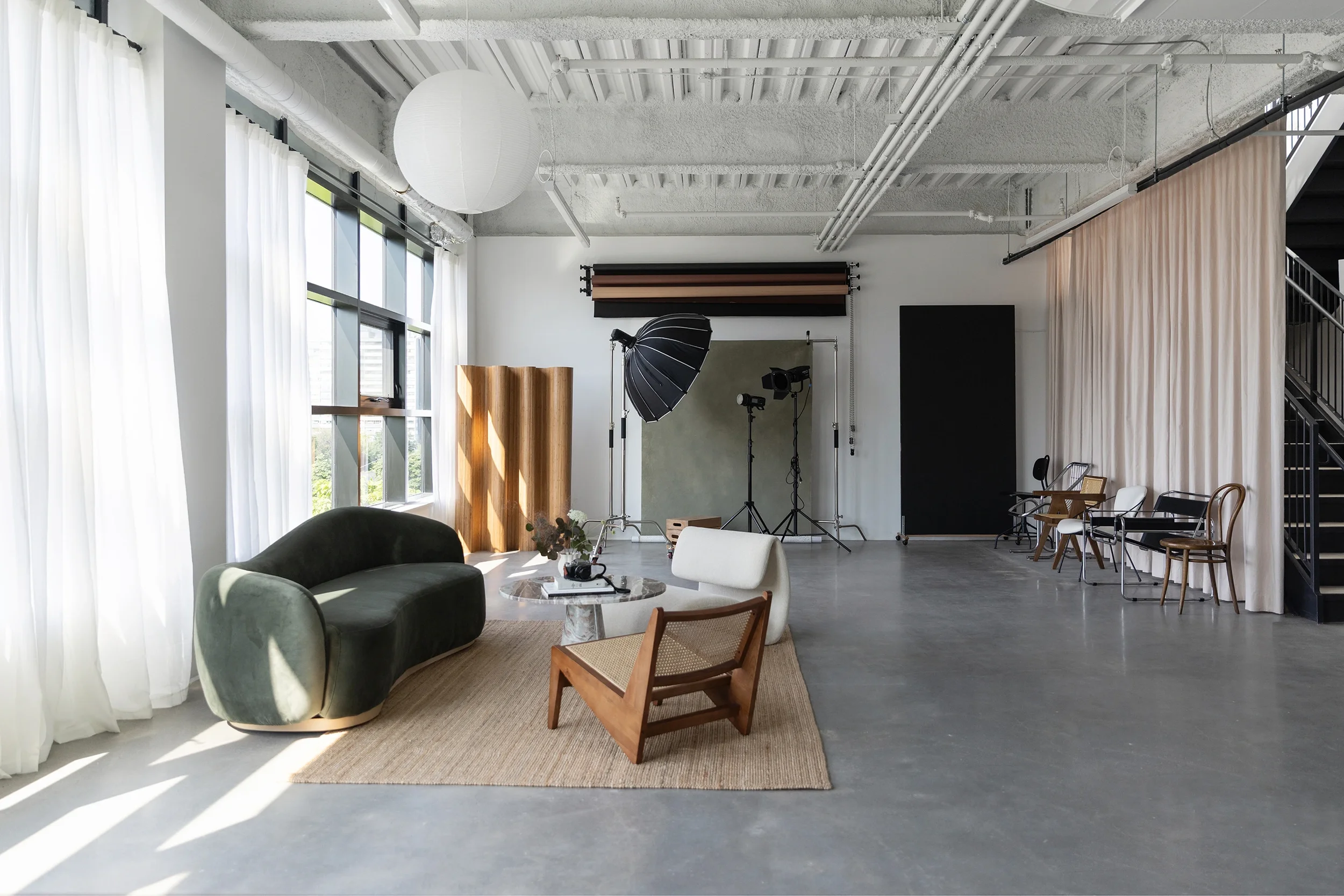 1_toronto-natural-light-photo-studio.webp