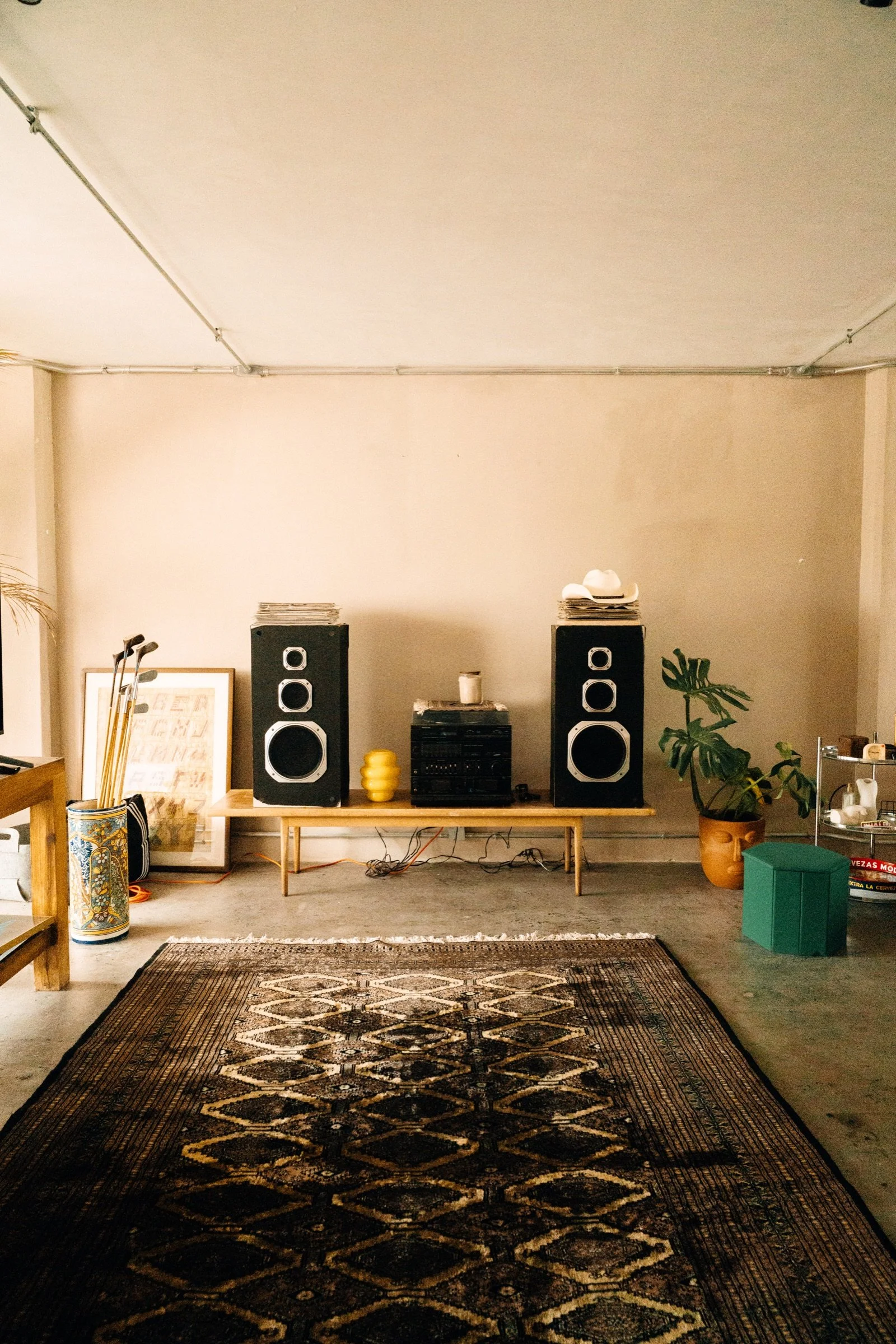 Interior de Casa Chante con mobiliario, tornamesa y luz natural