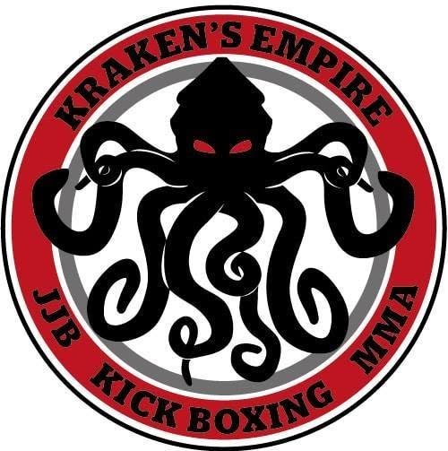 Logo redondo con un calamar negro en el centro y texto en el borde que dice 'KRAKEN'S EMPIRE' en la parte superior y 'JJB KICK BOXING MMA' en la parte inferior.