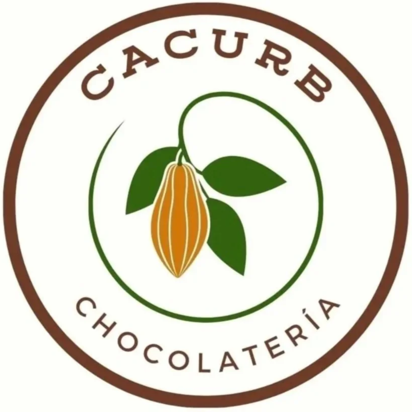 Logotipo de la chocolatería 'Cacureb' con un diseño de vaina de cacao y hojas verdes en centro, texto en círculo.