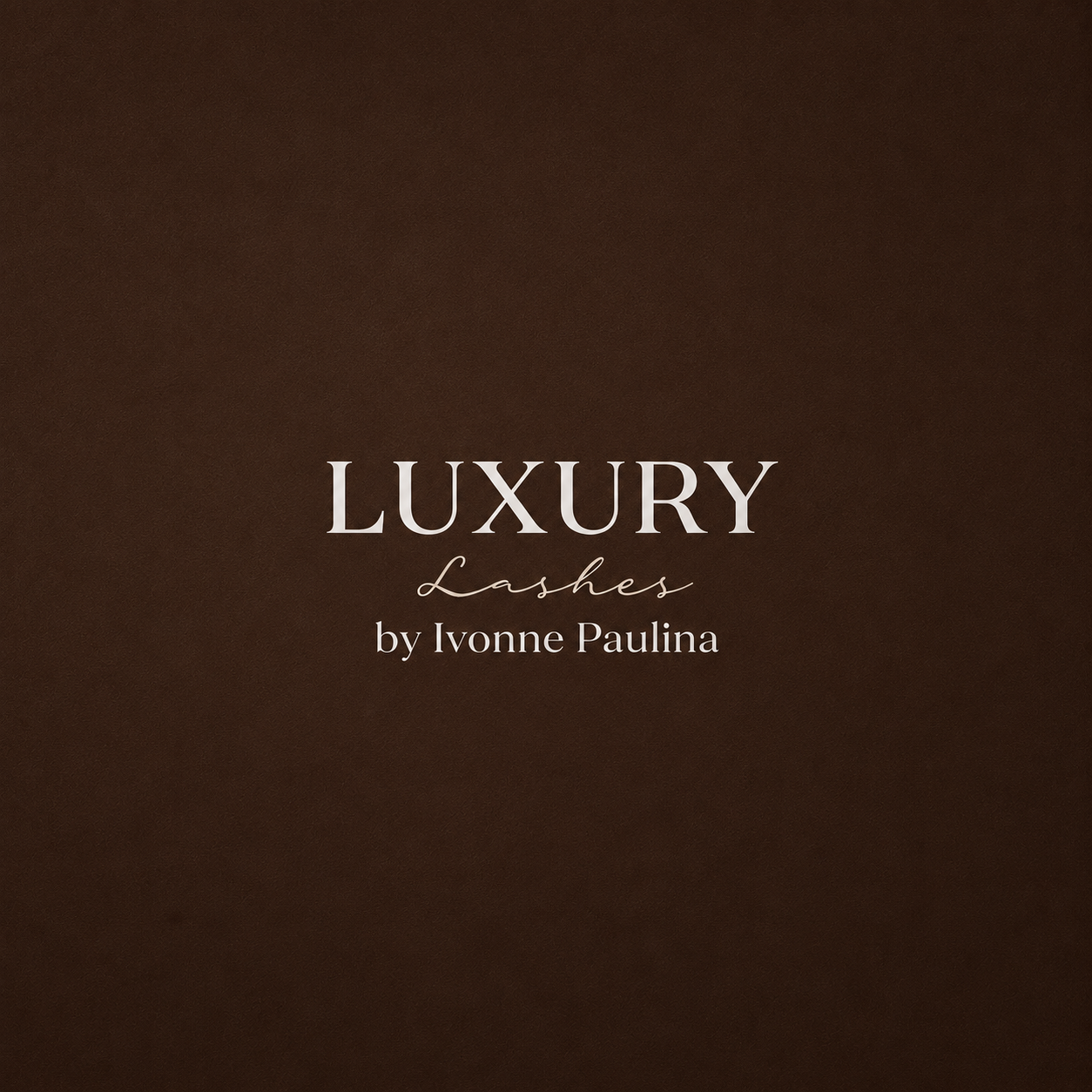 Logotipo de un producto llamado 'LUXURY Lashes by Ivonne Paulina' con fondo marrón.