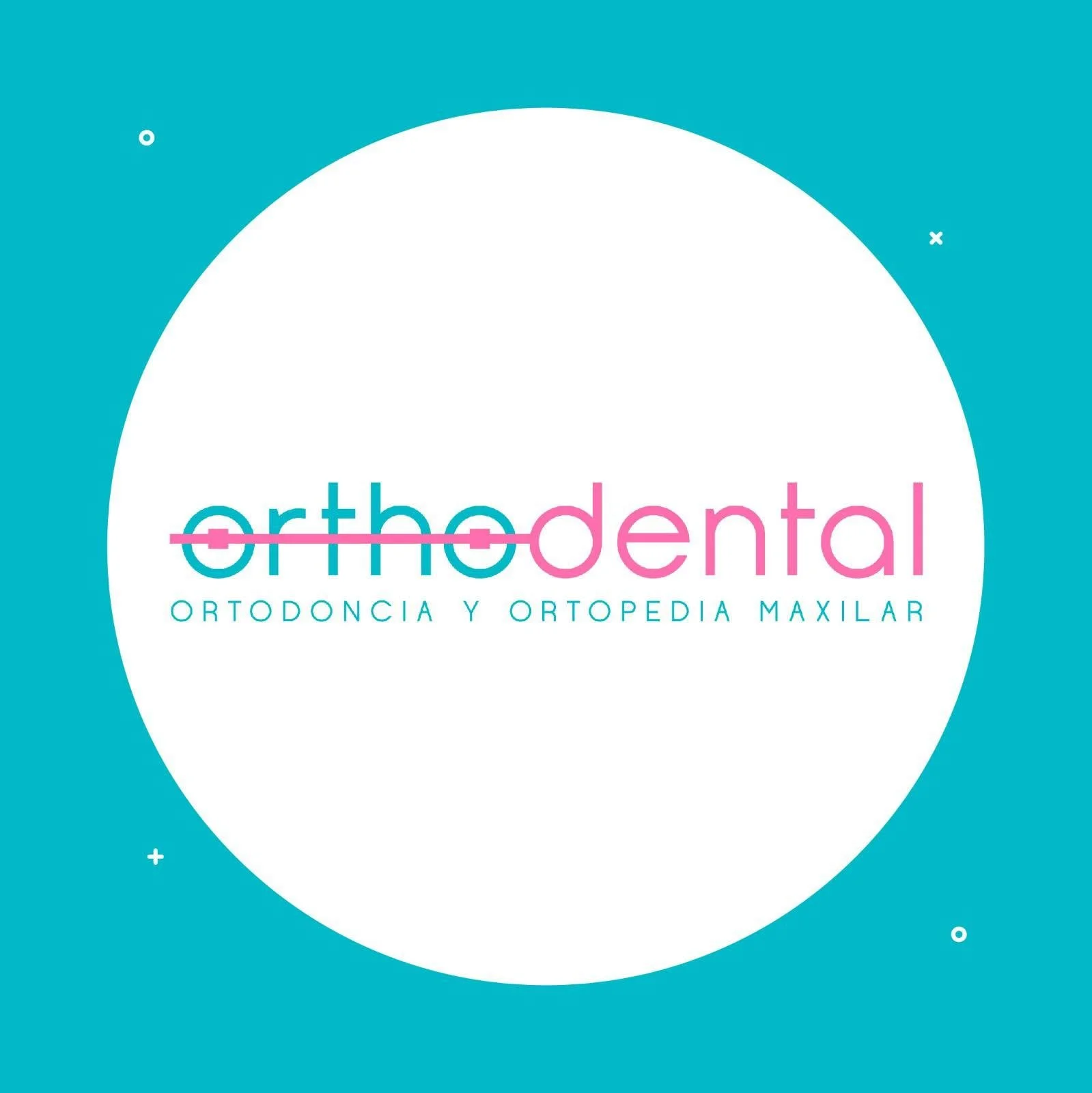Logo de una clínica ortodóntica llamada 'OrthoDental', que ofrece servicios de ortodoncia y ortopedia maxilar con diseño en colores azul, rosa y blanco.