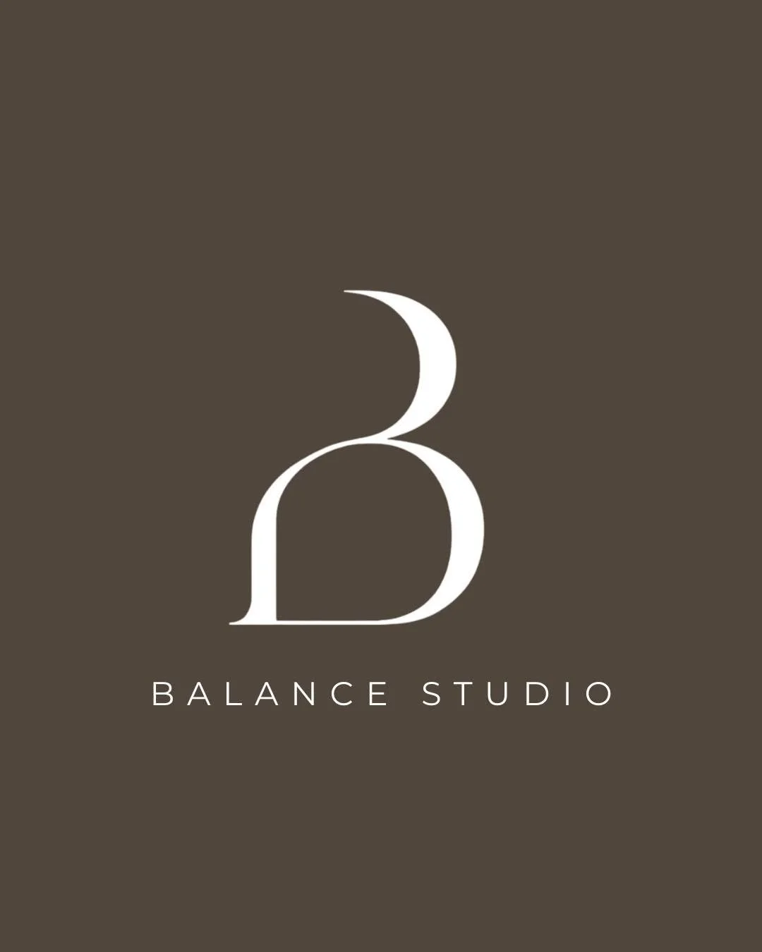 Logotipo de Balance Studio con una letra B estilizada en color blanco sobre fondo marrón oscuro y las palabras 'BALANCE STUDIO' debajo.