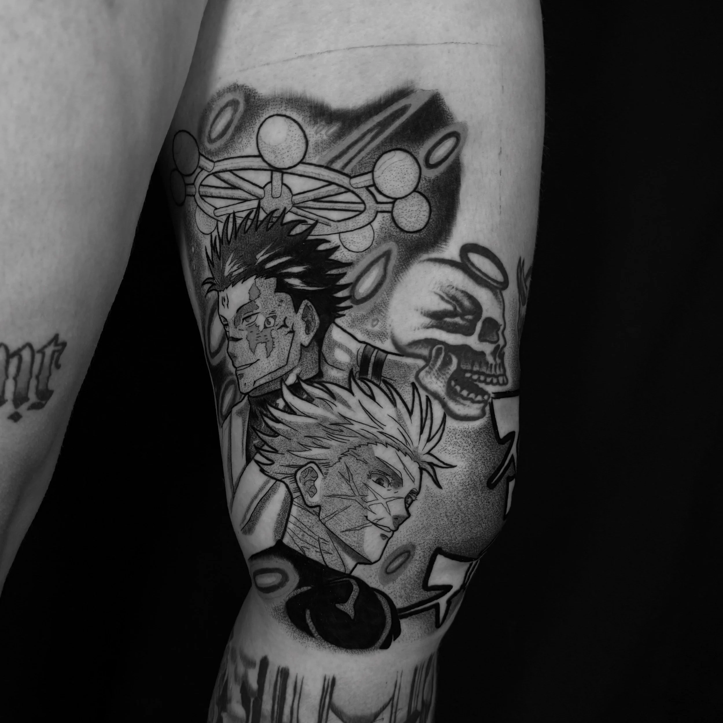 Got to finish up this gojo and sukuna today. We just added the knee part today and did the characters Fri in one shot, so they&rsquo;re a couple days into healing. 🖤
