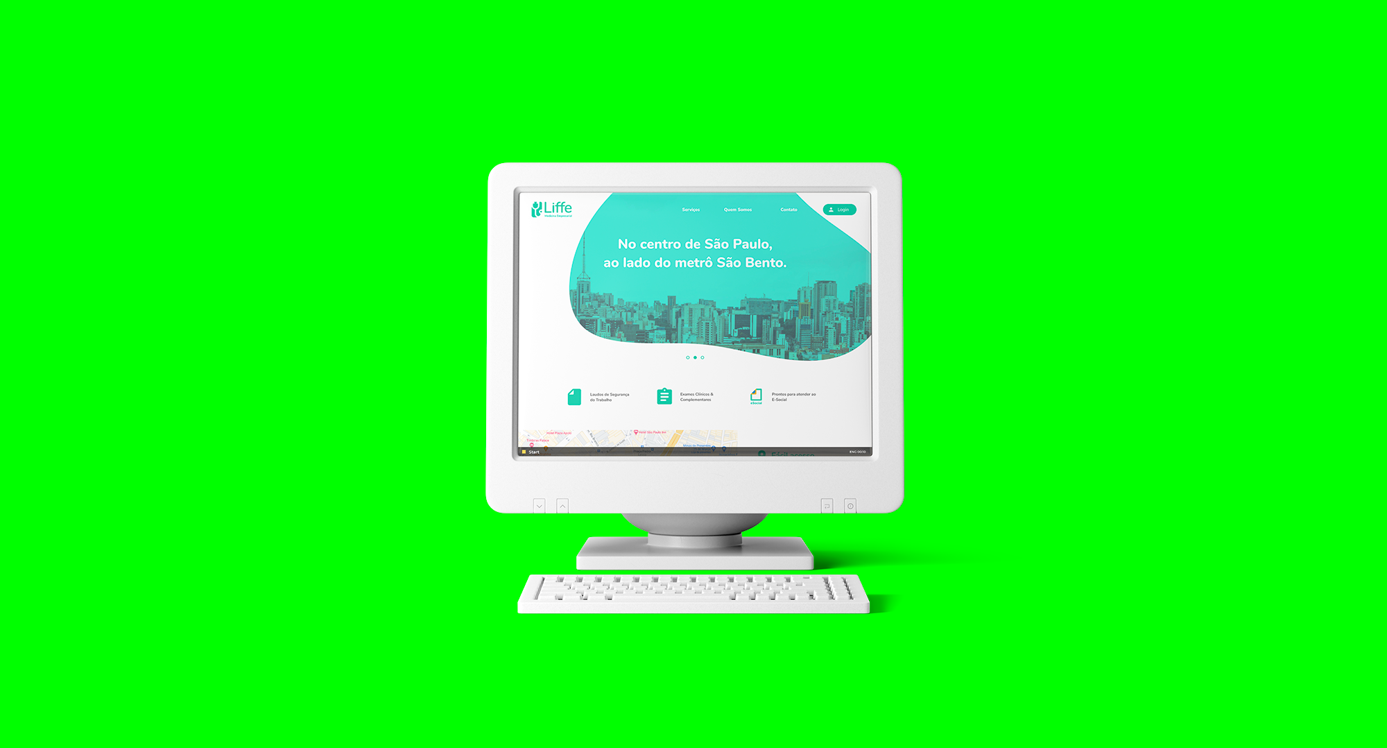 Computador com tela mostrando um site sobre serviços de saúde, com a mensagem em português "No centro de São Paulo, ao lado do metrô São Bento". Fundo verde brilhante.