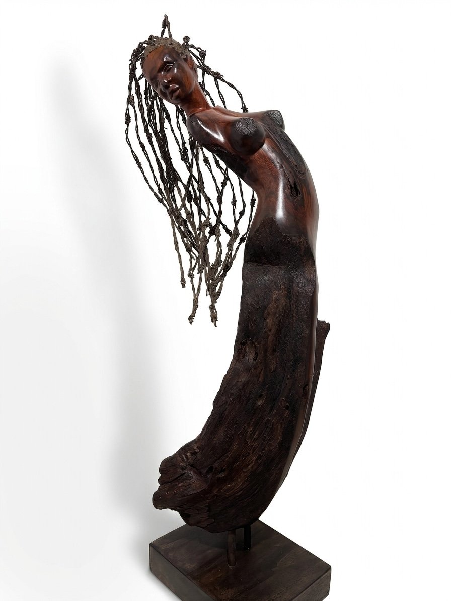 CAMINANDO BAJO LA LLUVIA

Madera: Cocobolo
Dimensiones: 27"(H)×8"(W)×5"(D)