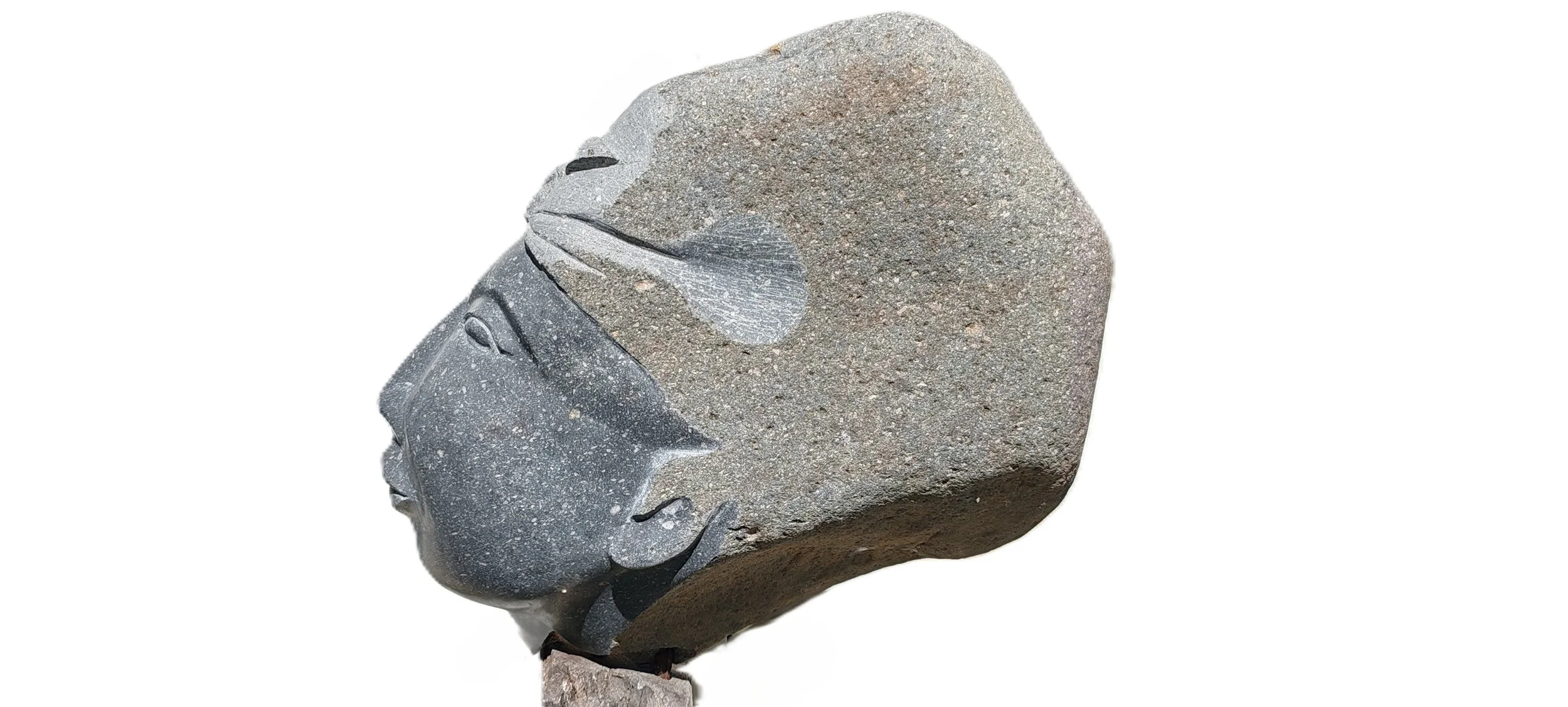 NEFERTITI

Material: Piedra de río
Dimensiones:  19"(H)×8"(W)×17"(D) 

Inspirada en la legendaria reina egipcia, esta obra simboliza la belleza que cautiva y la fortaleza que trasciende el tiempo. Un equilibrio entre delicadeza, poder e inmortalidad.
