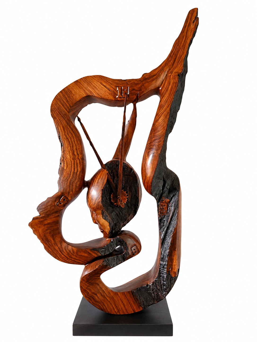 TESTIGO SILENCIOSO

Madera: Guanacaste
Dimensiones:  40"(H)×20"(W)×9"(D) 

Desde el origen de la humanidad, el ser humano ha intentado dominar el tiempo. Sin embargo, el tiempo permanece indiferente a nuestros deseos e inmune a cualquier intento de c
