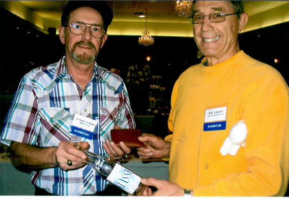 Milfred Anglin handing over his wallet to Leonard Schultz to pay for “Klassy.” St. Louis show, 3-19-06 