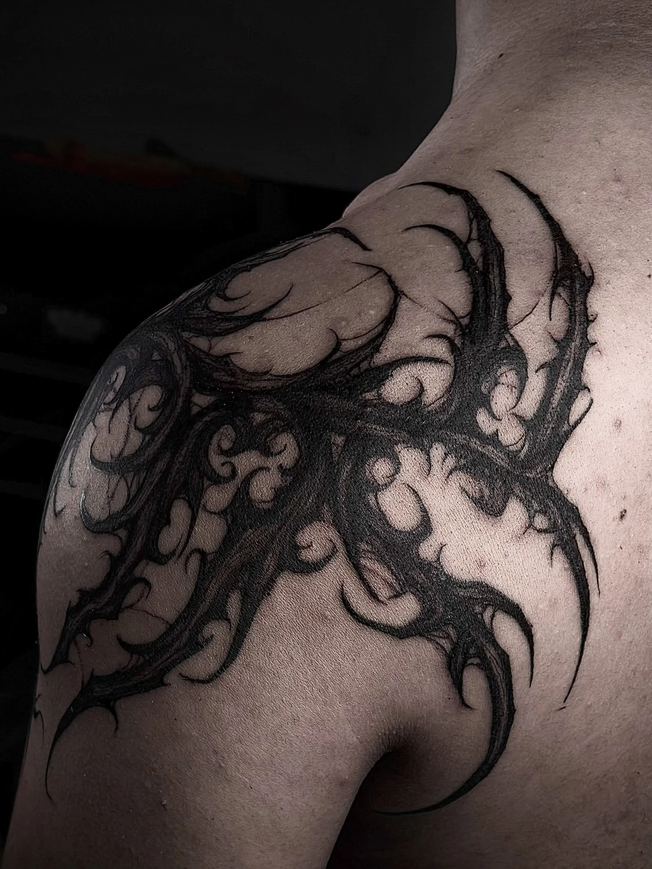 una vez hice algo as&iacute; por que me dieron dinero a cambio y yo dije as&iacute; como, bueno yapo, y me quedo gustando un poco igual :)

#darktattoo #freehandtattoo