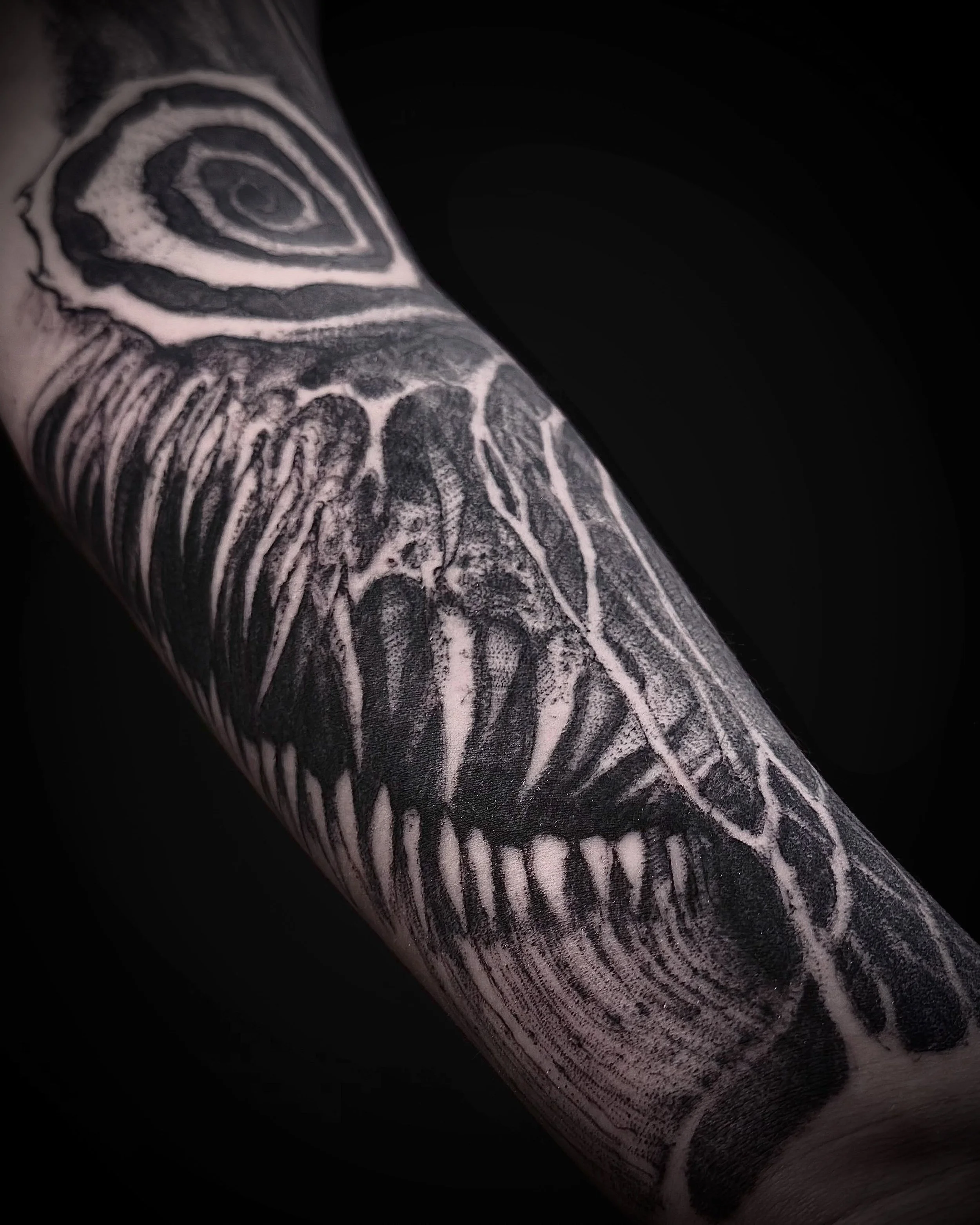 tat&uacute;ate 

tat&uacute;ate

organic blackwork &middot; horror illustration &middot; antebrazo, freehand 🖤

#darkmattertattoo #organicblackwork #darktattoo #horrortattoo #tattoochile