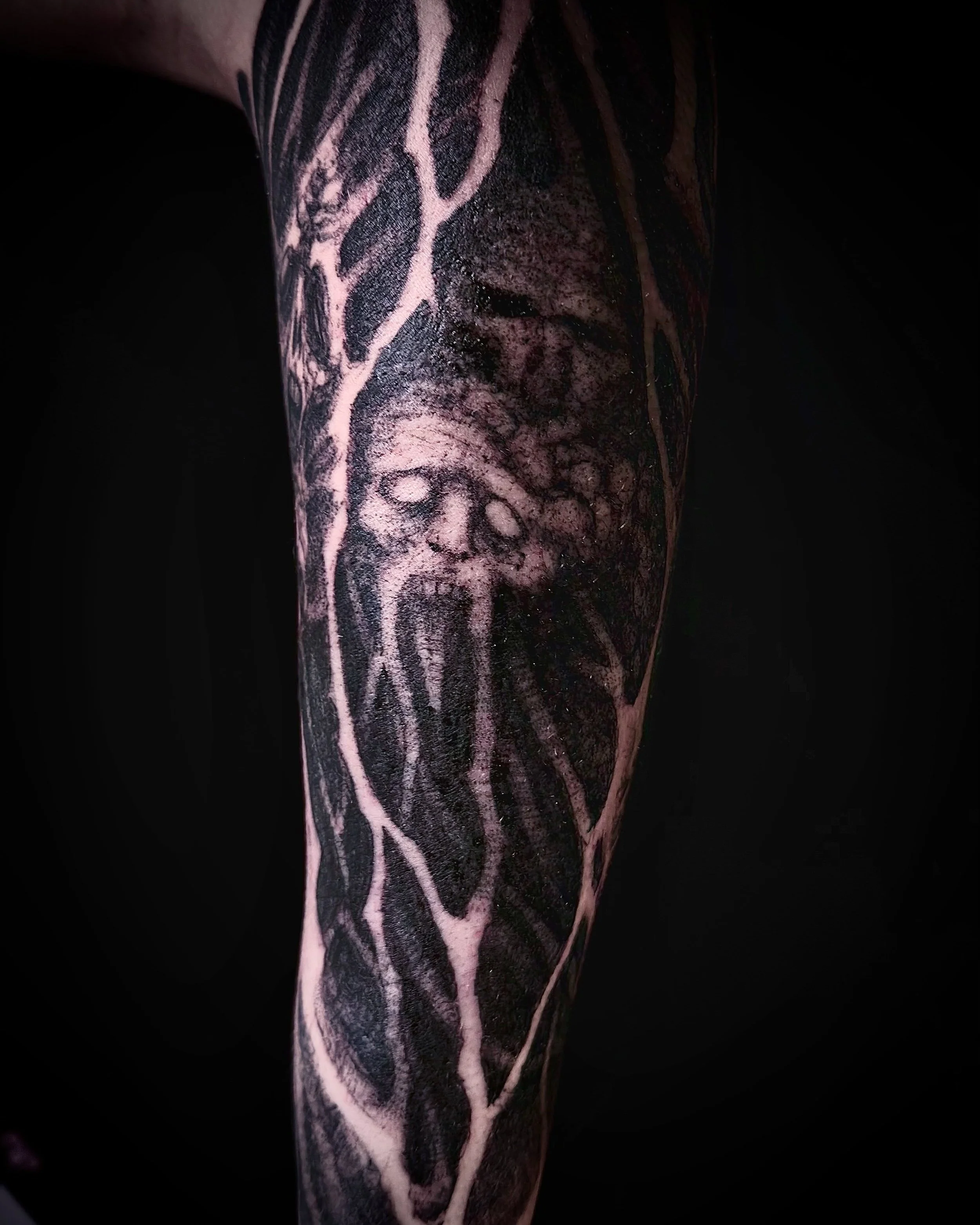 tat&uacute;ate, parte del tatuaje del Micah, que vino desde USA a tatuarse conmigo y despu&eacute;s se arrend&oacute; un auto y se fue al sur xDdd 😳🫶🏻😻

organic blackwork &middot; horror illustration &middot; antebrazo, freehand 🖤

#darkmatterta
