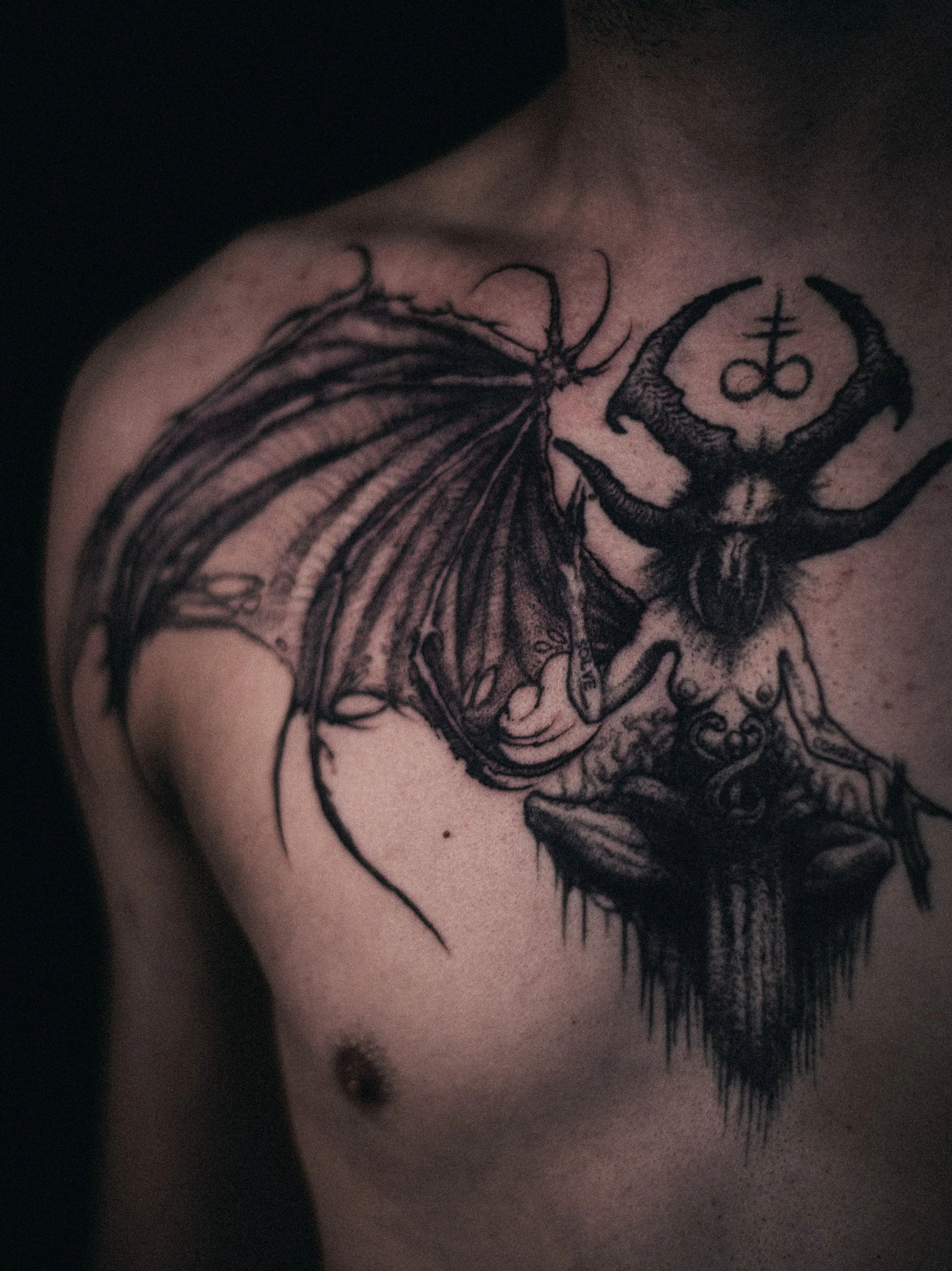 le estamos haciendo alitas a este para que vuele alto y destruya a deus 👹🫶🏻

#darkworktattoo #freehandtattoo #tattoochile