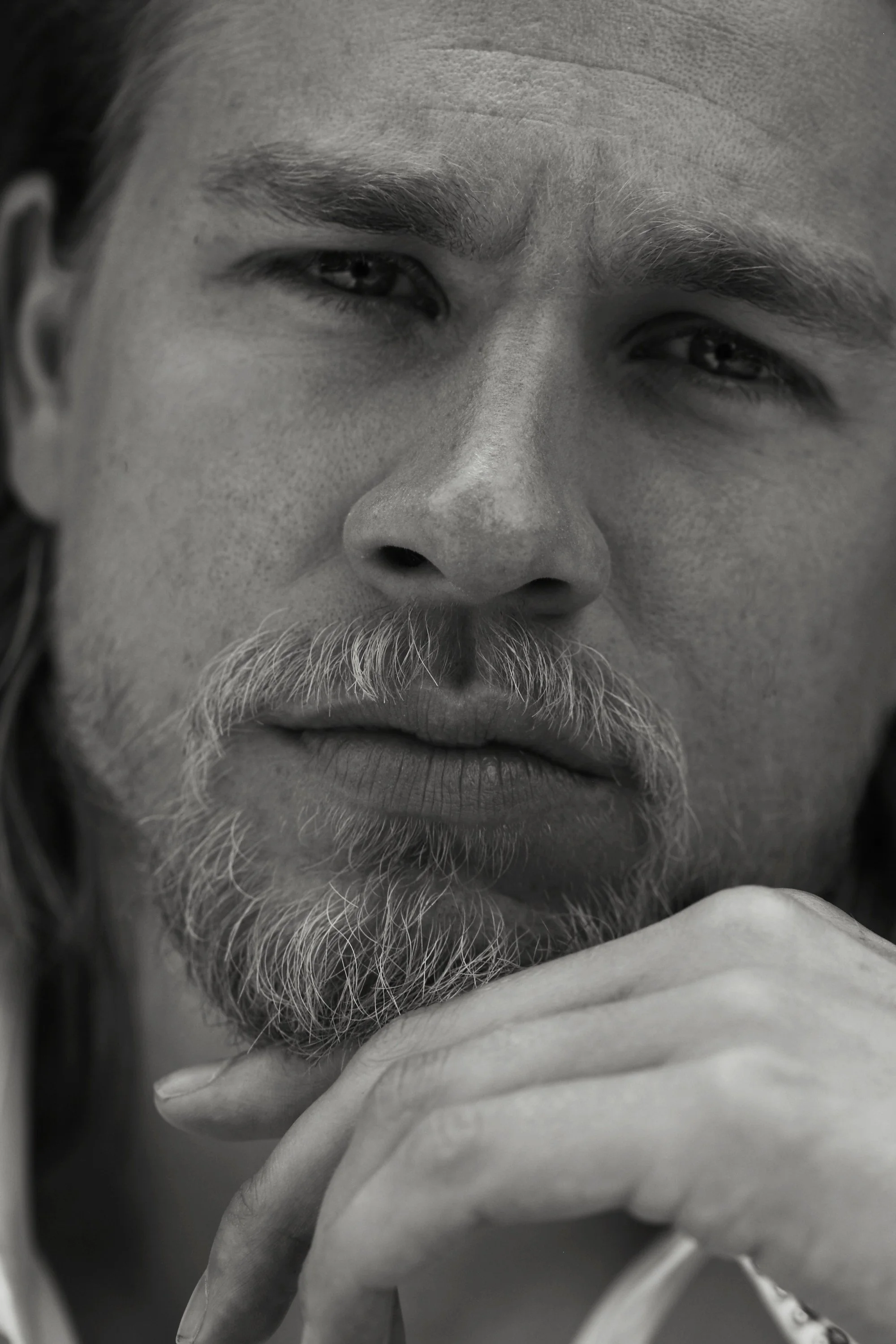 0413_CharlieHunnam_238_f.jpg