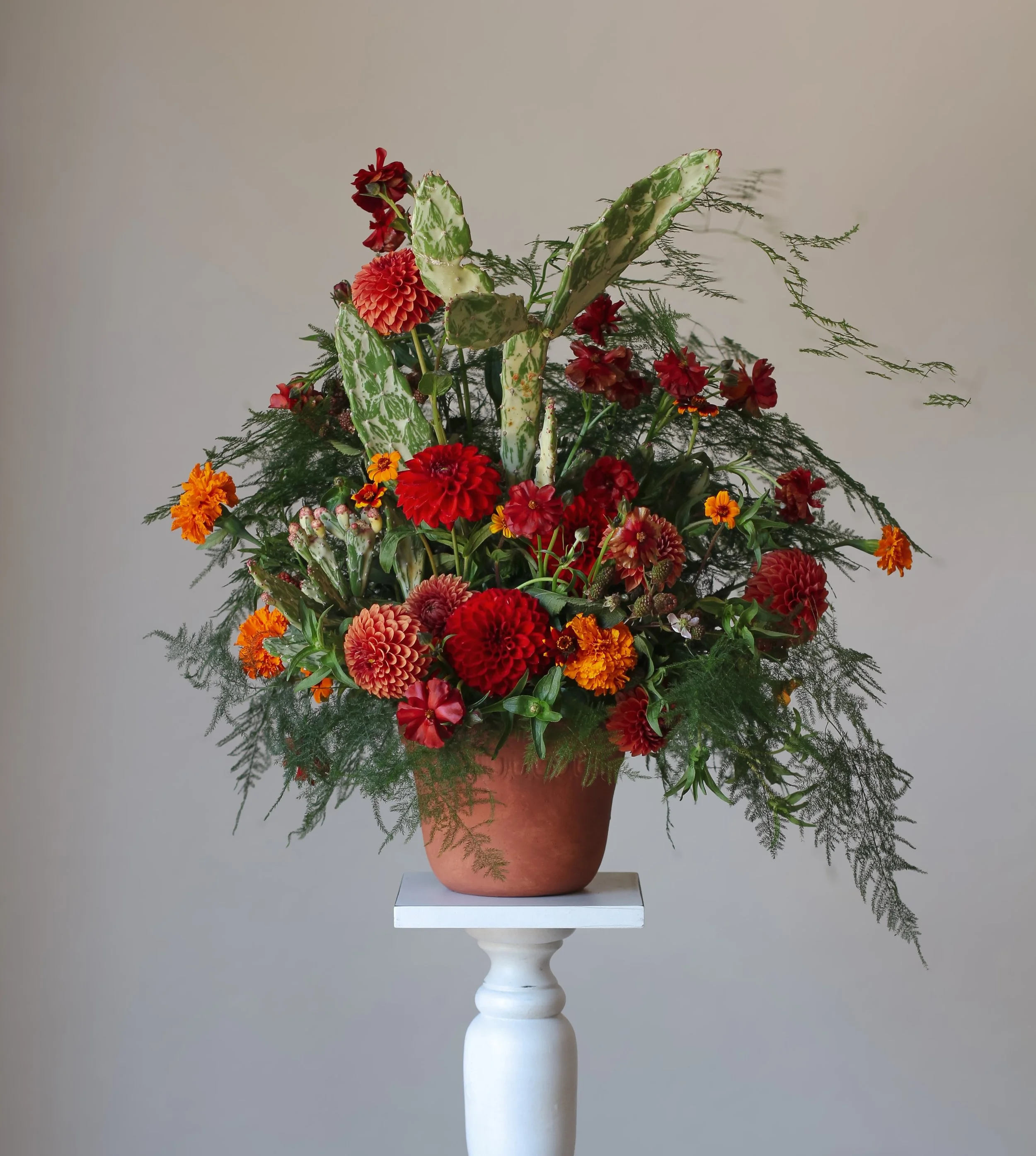 Some stills of the Nopal maceta arrangement I made for the Couple - I was dying to create something with nopales!! 

Thank you @emmakshoe for giving me full creative freedom for this piece ❤️