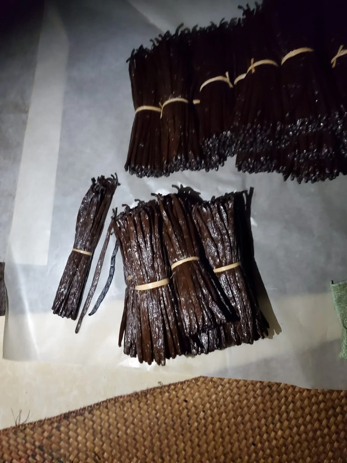 黒いバニラ色の砂糖菓子を紐で束ねた形状の和菓子がいくつか並んでいる。