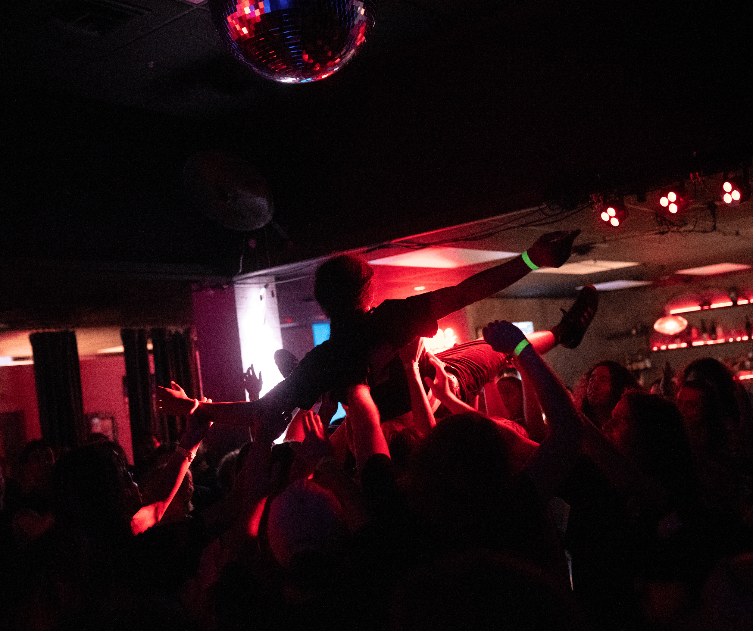 Glow Crowd Surf raw.png