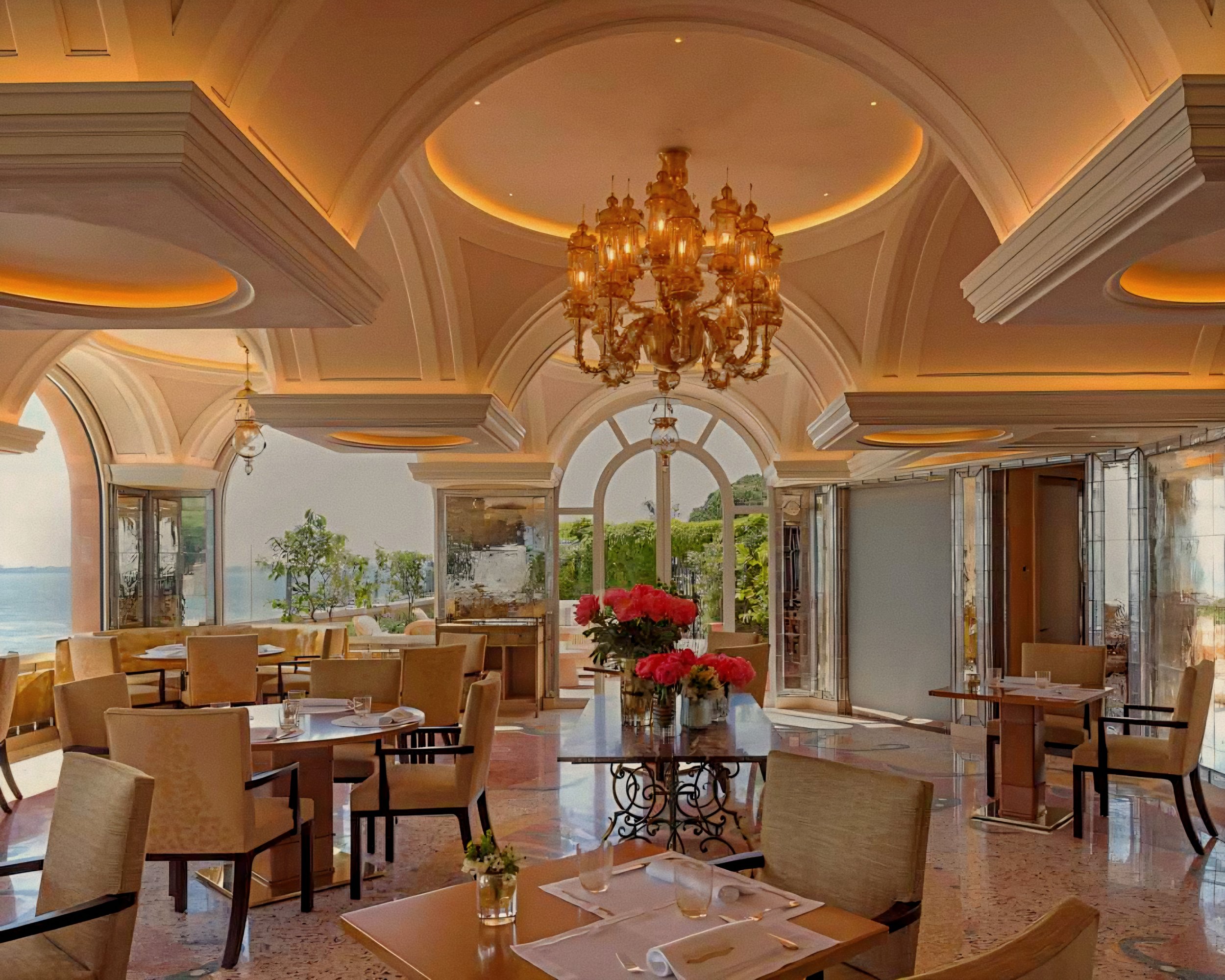 Vaulted ceiling and Murano glass chandelier at Oro Michelin-Starred Restaurant Belmond Hotel Cipriani Venice, Italy.