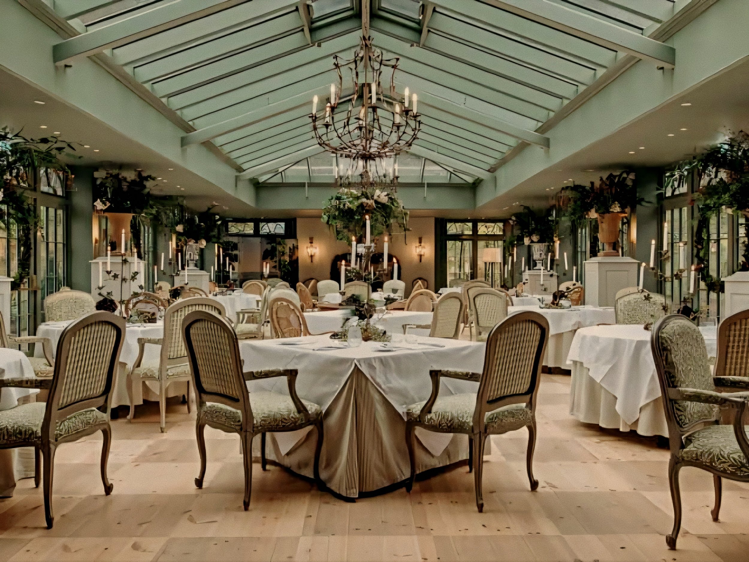 Elegantly set grand historic dining room for fine dining at Hotel Union Øye Norway fjords
