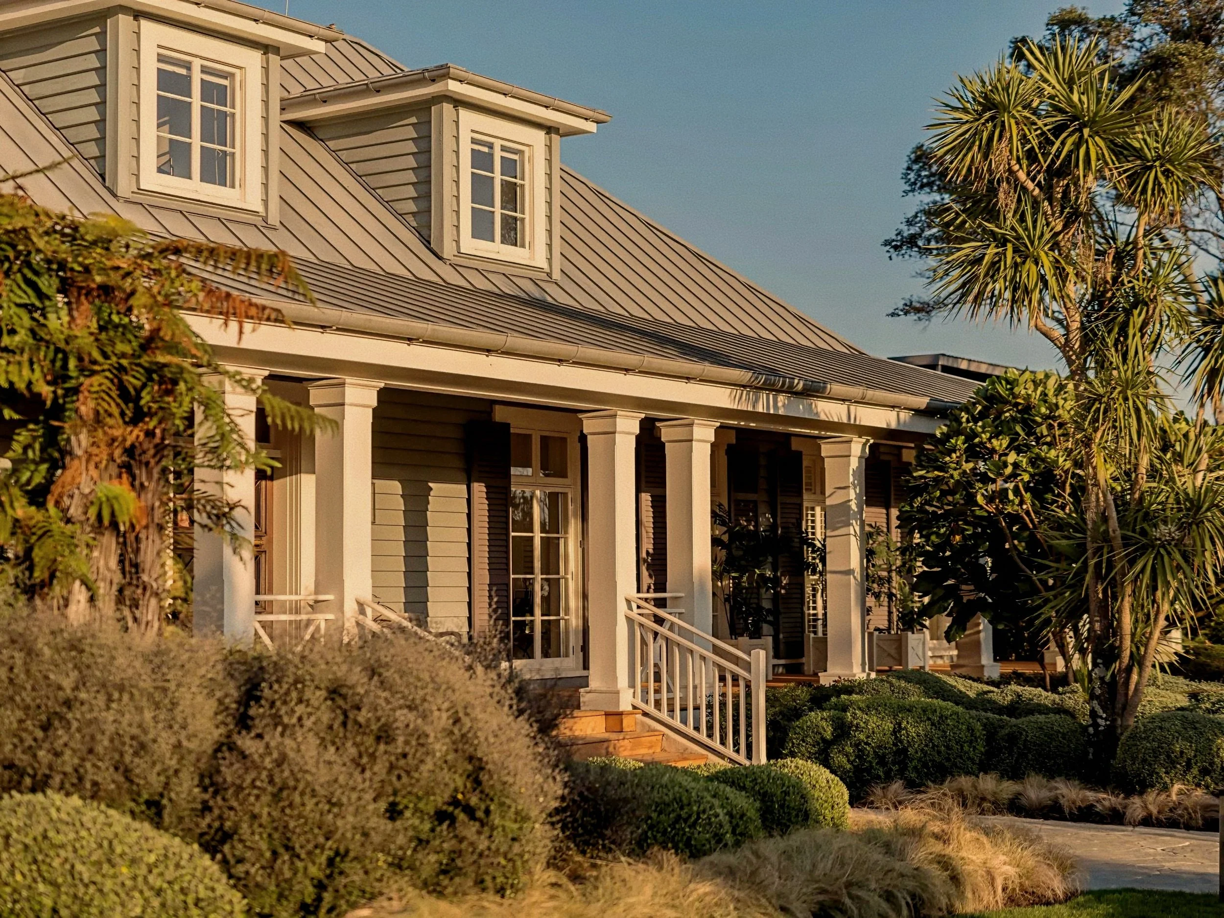 Plantation facade and verandas of Rosewood Kauri Cliffs luxury lodge in Matauri Bay, New Zealand.