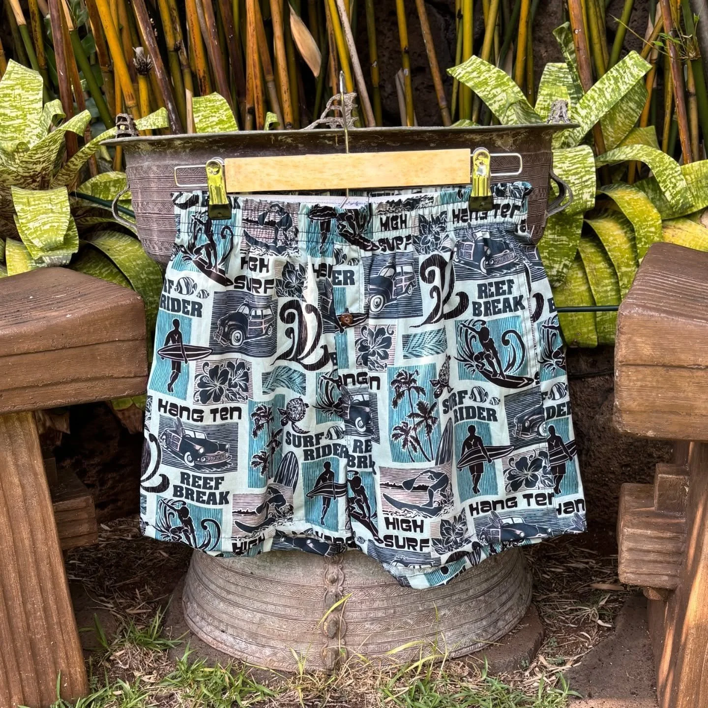&ldquo;Hang Ten&rsquo;s postcard print features retro woodies, surfers and honu in a cool blue.&rdquo;
Check out our website to order. Link in bio.
.
.
.
.
#hawaii #bambooboxerco #surfers #hangten #highsurf