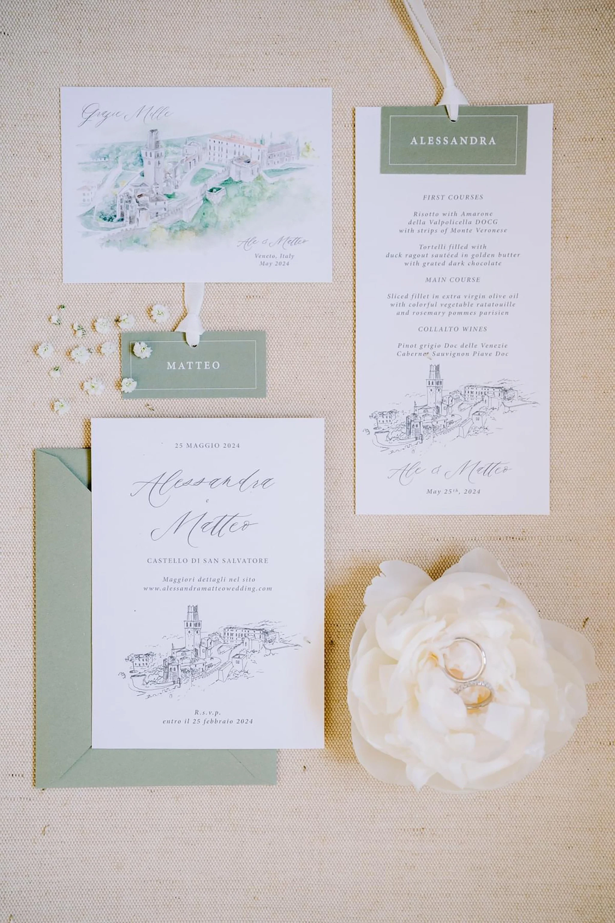 Invito di wedding con dettagli del ristorante, menu e disegni di castelli, decorato con fiori bianchi, su una superficie beige