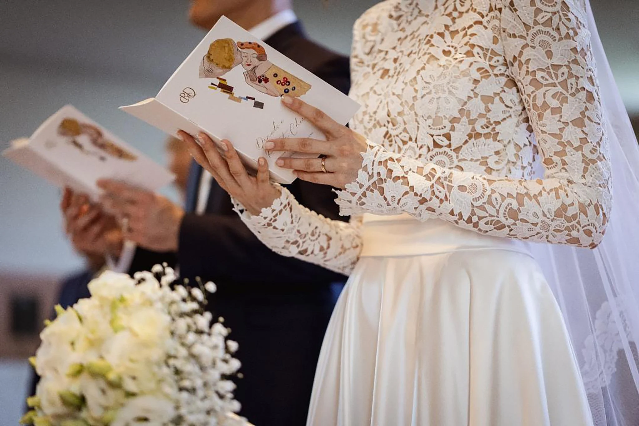 Gli sposi con il libretto della messa personalizzato  tra le mani