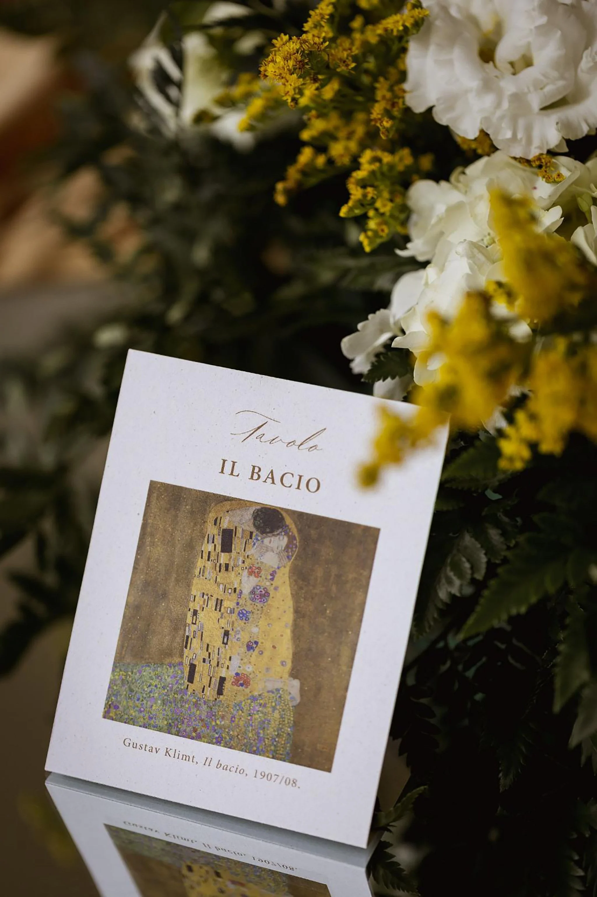 Cartoncino segnatavolo dedicato al celebre dipinto Il Bacio di Gustav Klimt