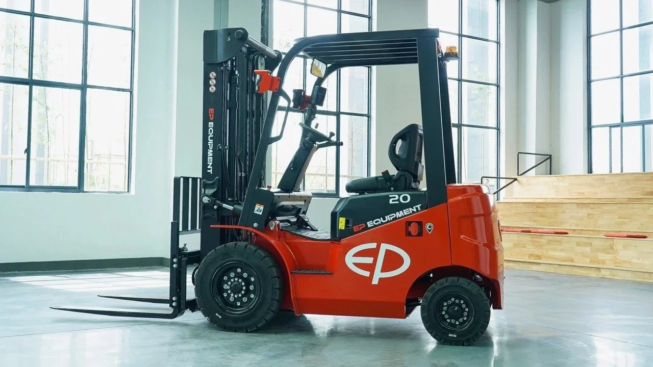 Carrello elevatore rosso in un magazzino con grandi finestre