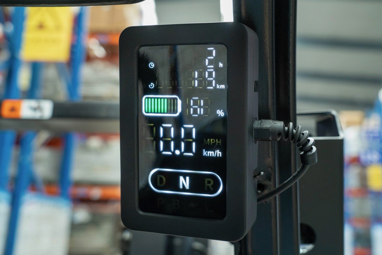 Schermo digitale di un carrello elevatore con indicazioni su carica, velocità e autonomia.