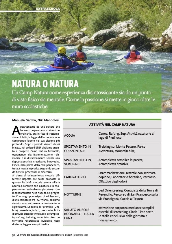 Gente che pagaia in kayak su un fiume con alberi verdi sullo sfondo.