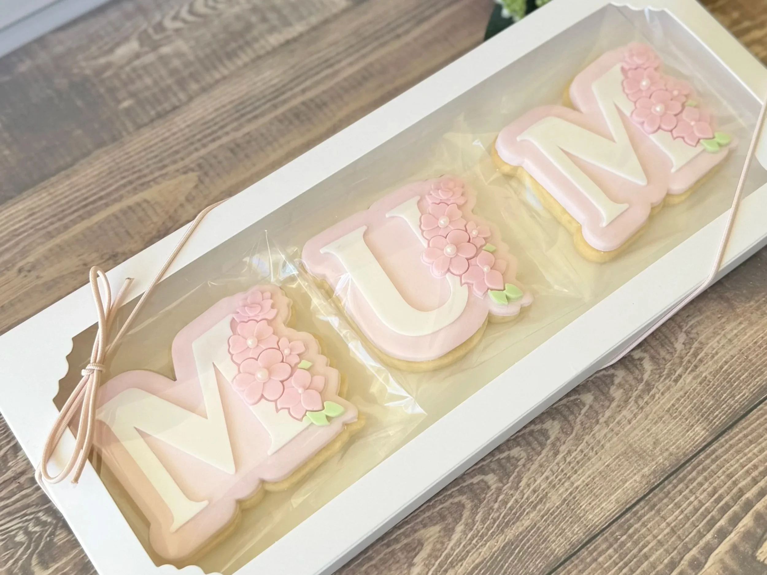 Decorative Mother's Day cookies featuring the letters M-U-M