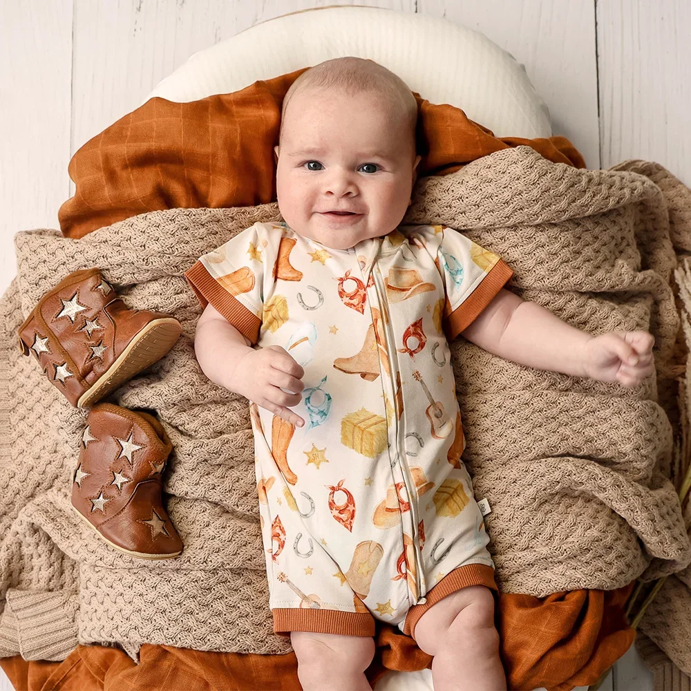 cowboys-snuggle-shortie-lifestyle-4_3000x.webp