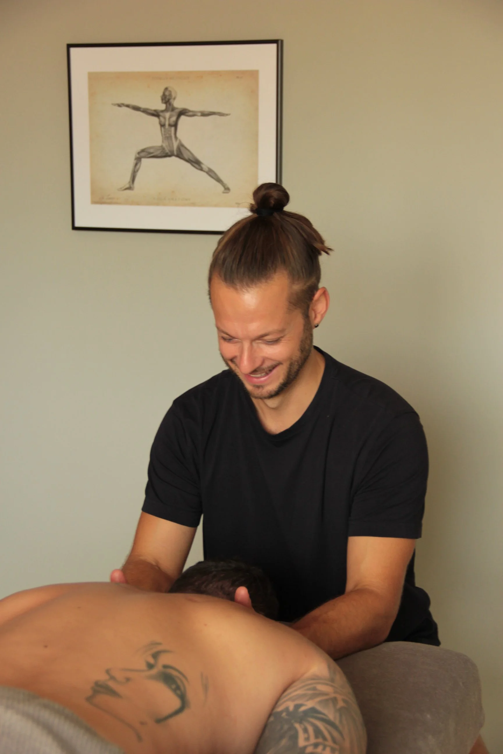 Ruben Ehrismann bei einer klassischen Massage in seiner Praxis in Winterthur