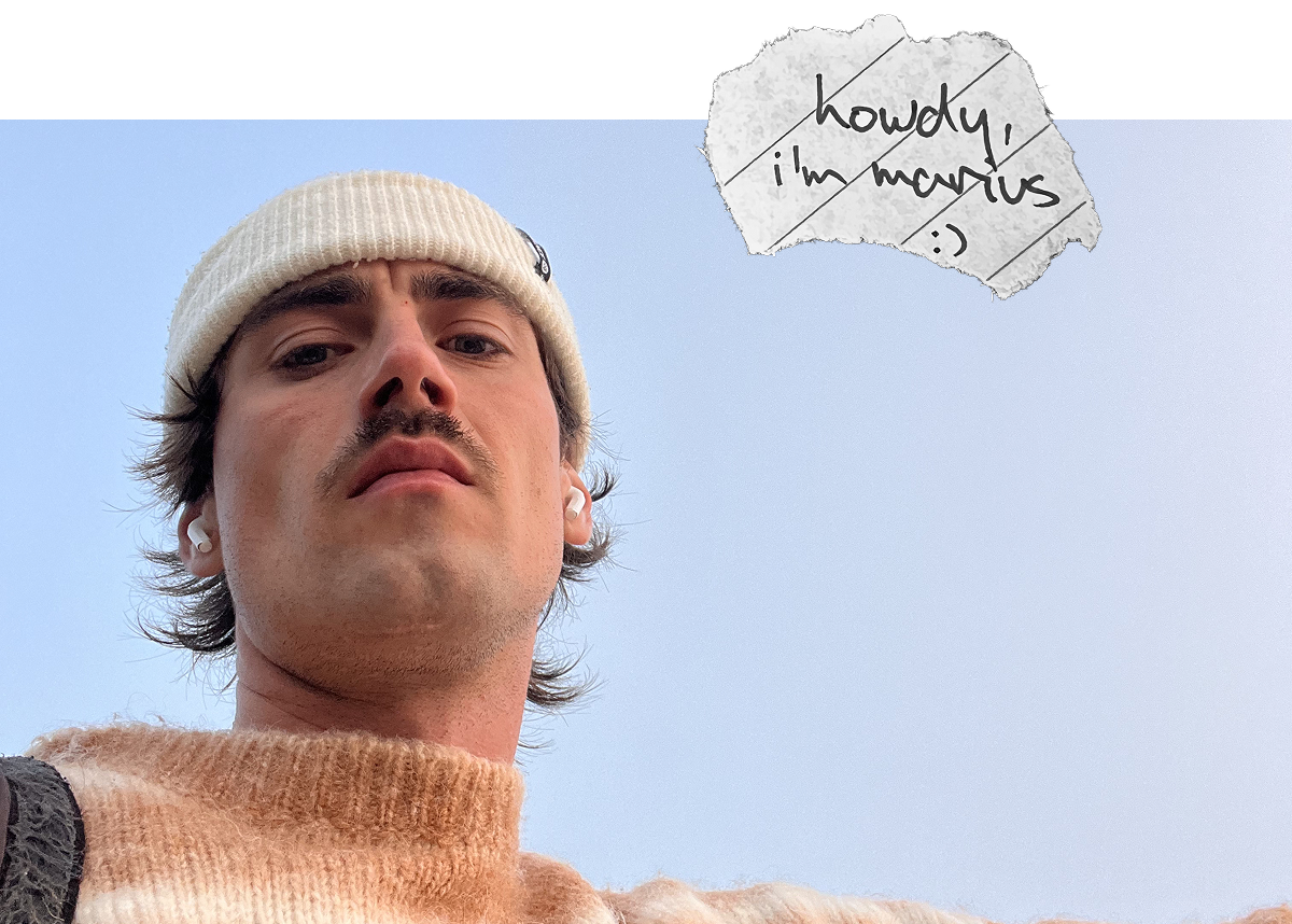 Ein junger Mann trägt einen weißen Mütze und ein naturfarbenen Pullover, er schaut in die Kamera, im Hintergrund ist ein blauer Himmel. Oben rechts eine zerrissener Notizzettel mit der Hand geschriebenen Nachricht: "howdy, i'm marius :)"