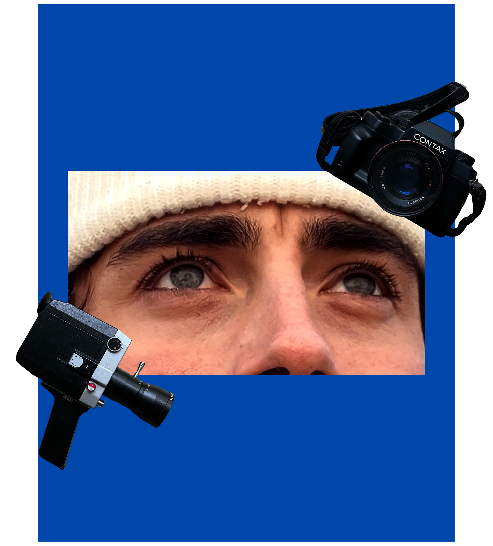 Nahaufnahme eines Mannes mit dunklen Augen und dunklen Augenbrauen, trägt eine weiße Mütze, mit zwei Kameras auf einem blauen Hintergrund.