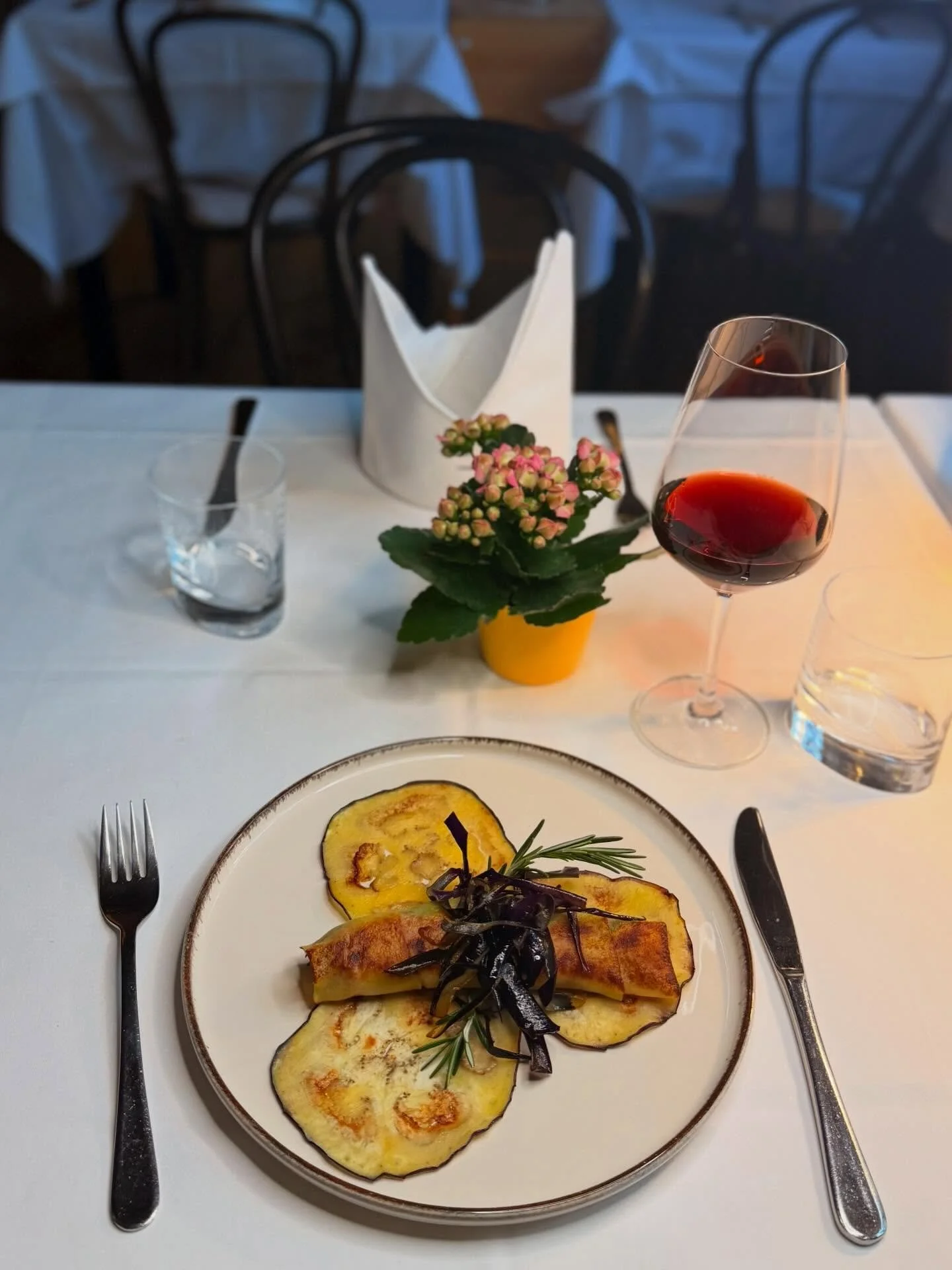 Ab 31. M&auml;rz gibt es auch unser sardisches Oster-Men&uuml;

Lammfilet in Kartoffelmantel auf Auberginen-Carpaccio
**********************
hausge. Pasta in Lammfond und sardischer K&auml;secreme
**********************
geschmortes Lamm mit Ei, Zitro