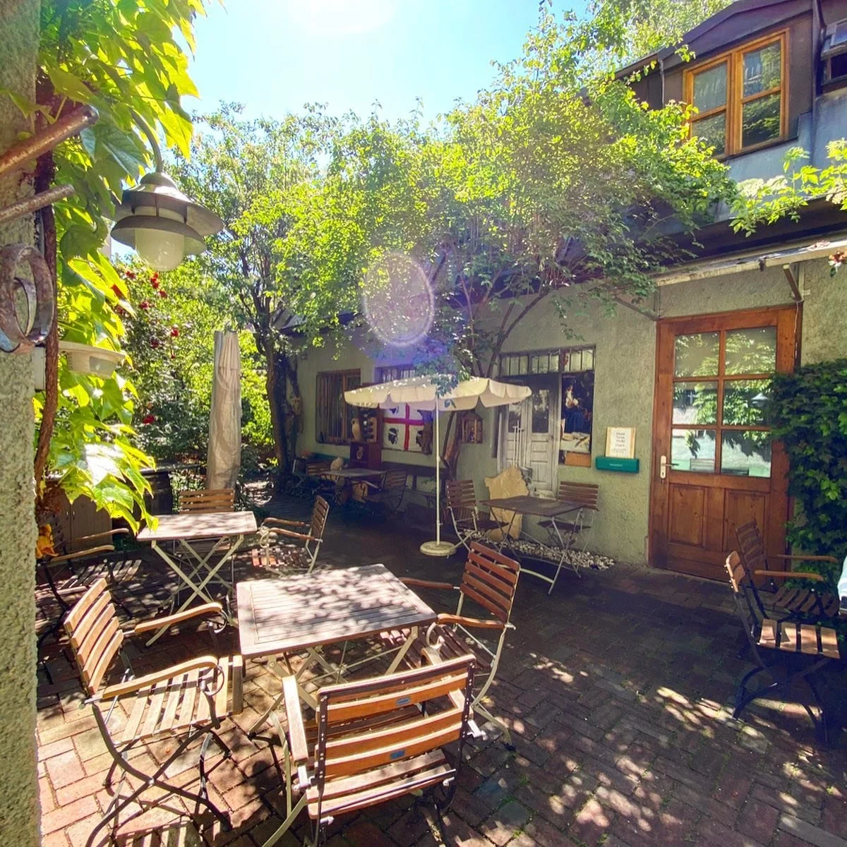 Unser kleiner Garten ☺️ Wir hei&szlig;en euch herzlich willkommen 😋👍🏽 #Garten #wohlf&uuml;hloase #trattoriadapaolo #sendling #untersendling #biergarten #endlich #gehtesweiter #cucinatipicasarda #muenchen #dapaolo #mittagstisch