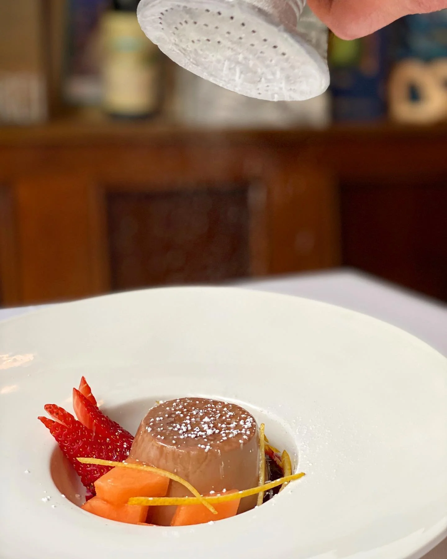 Schokoladen Panna Cotta mit Waldfruchtso&szlig;e 🍮🍫 #pannacotta #schokolade #waldfruchtso&szlig;e #trattoria #dapaolo #dessert #sendling #puderzucker #dessertf&uuml;rsherz #sardegna #trattoriadapaolo