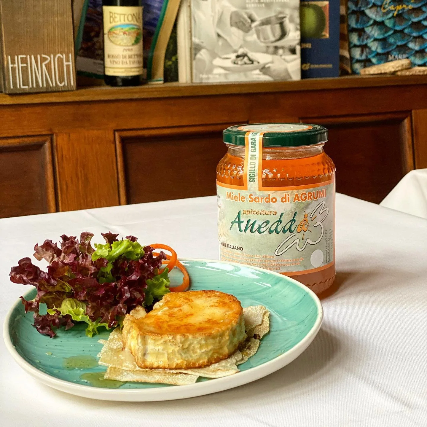 Gegrillter Ziegenk&auml;se auf Pane Carasau mit sardischem Honig🍯🧀 #panecarasau #honig #ziegenk&auml;se  #trattoriadapaolo #sendling #m&uuml;nchen #stayhome #takeaway #sardischeprodukte #cucinatipicasarda #dapaolo
