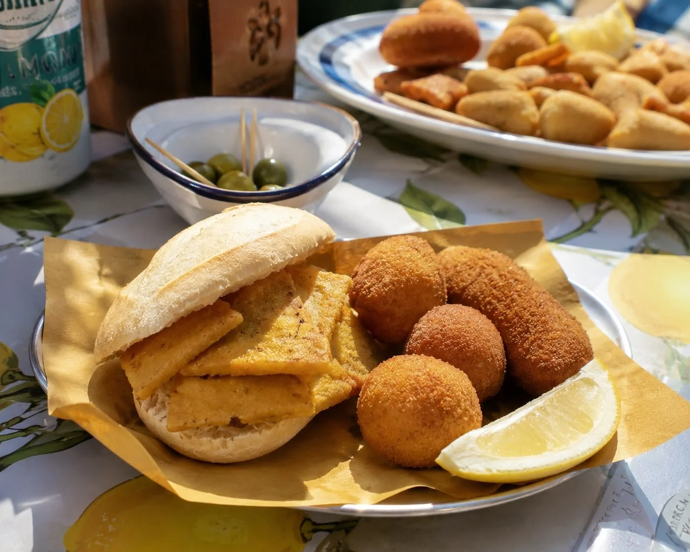 Frittura di arancini e panino con pollo.